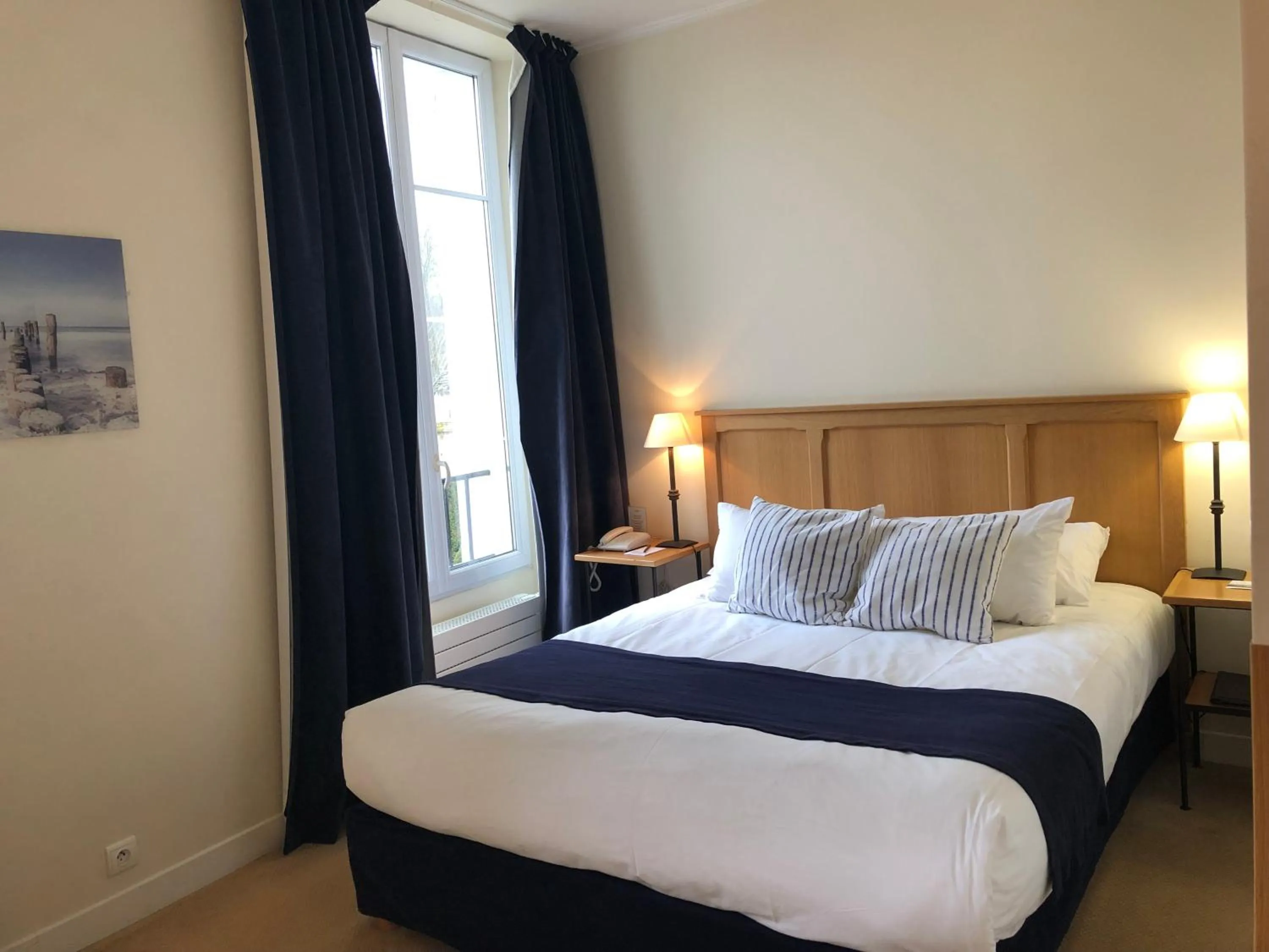 Bed in Hôtel Saint-Laurent, The Originals Relais