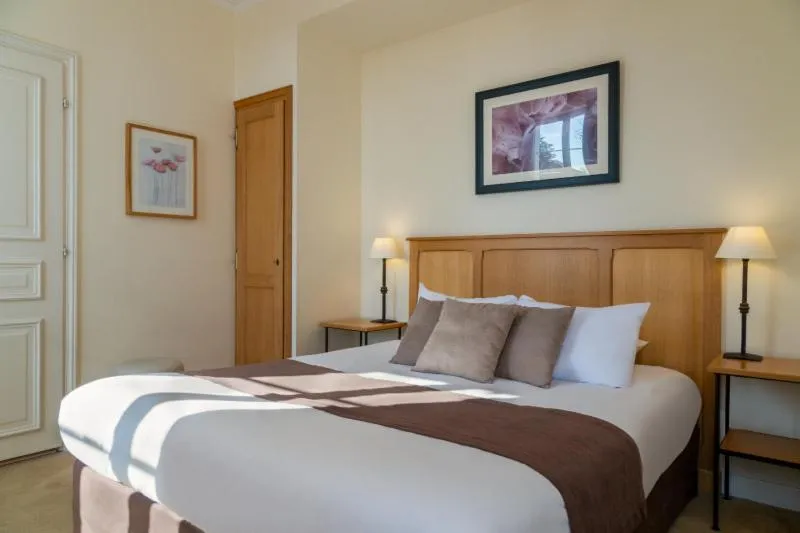 Bed in Hôtel Saint-Laurent, The Originals Relais