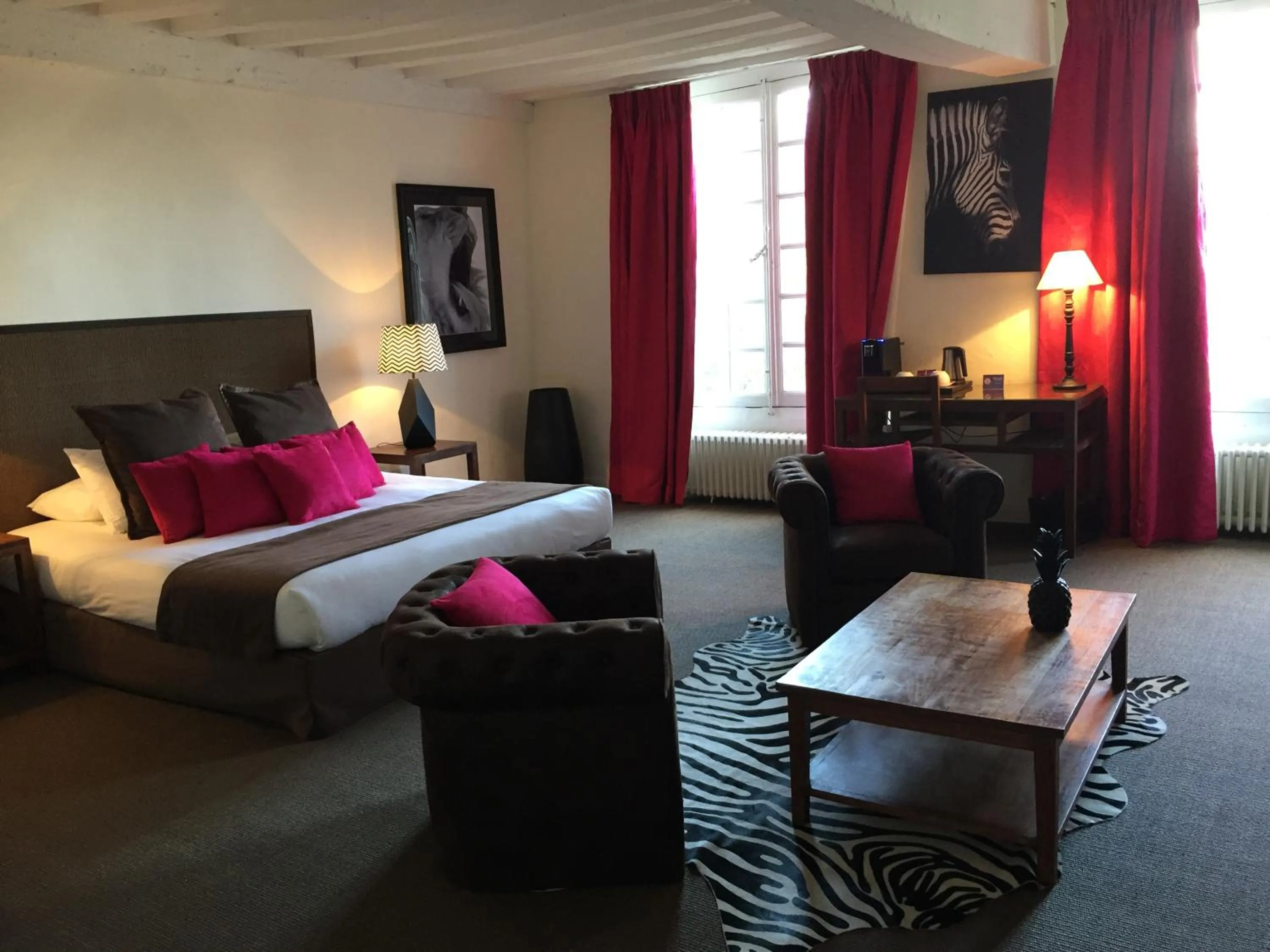 Bed in Hôtel Saint-Laurent, The Originals Relais