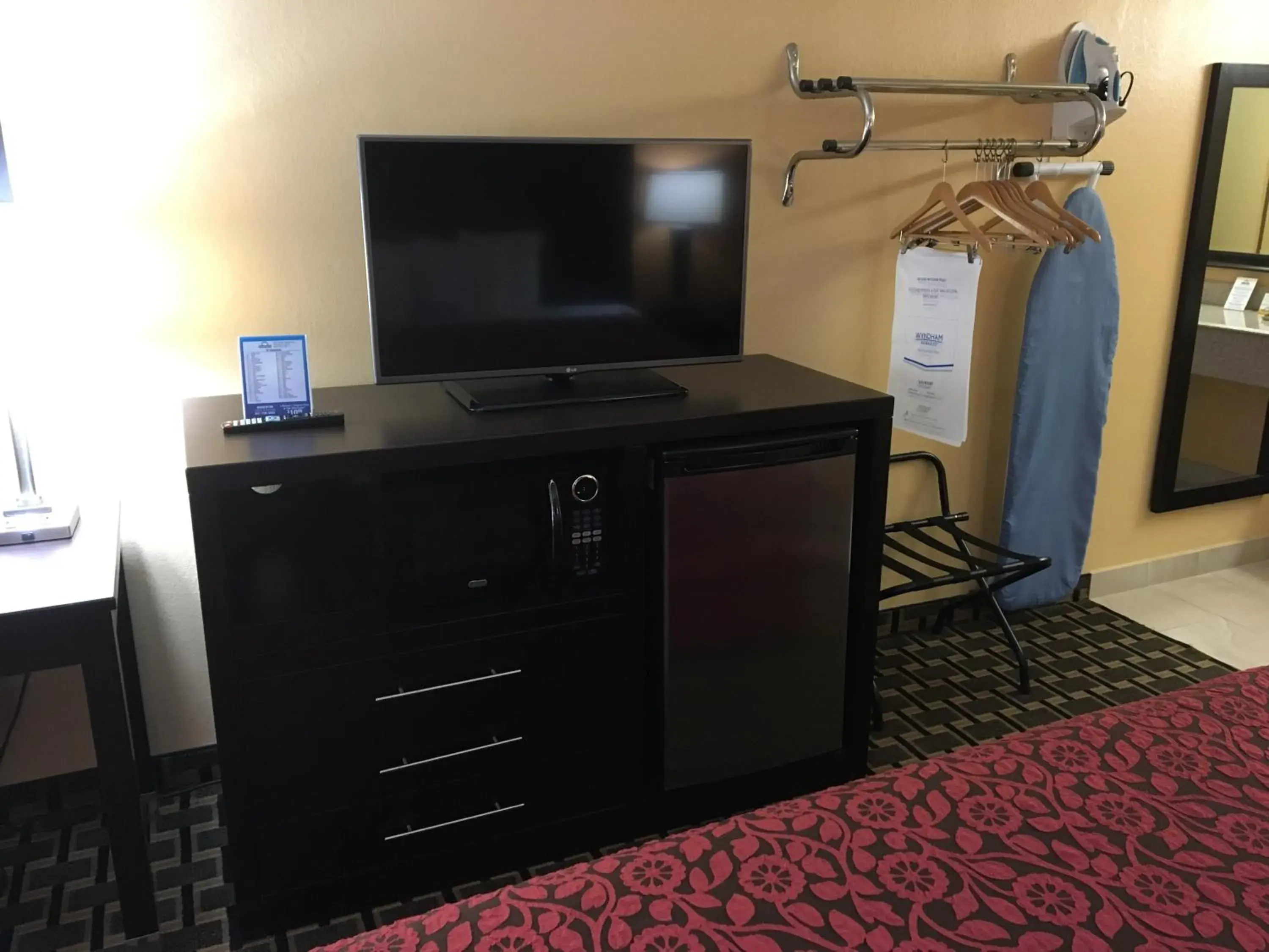 Queen Room - Disability Access - Non-Smoking in Days Inn by Wyndham Sarasota Bay Queen Room - Disability Access - Non-Smoking in Days Inn by Wyndham Sarasota Bay