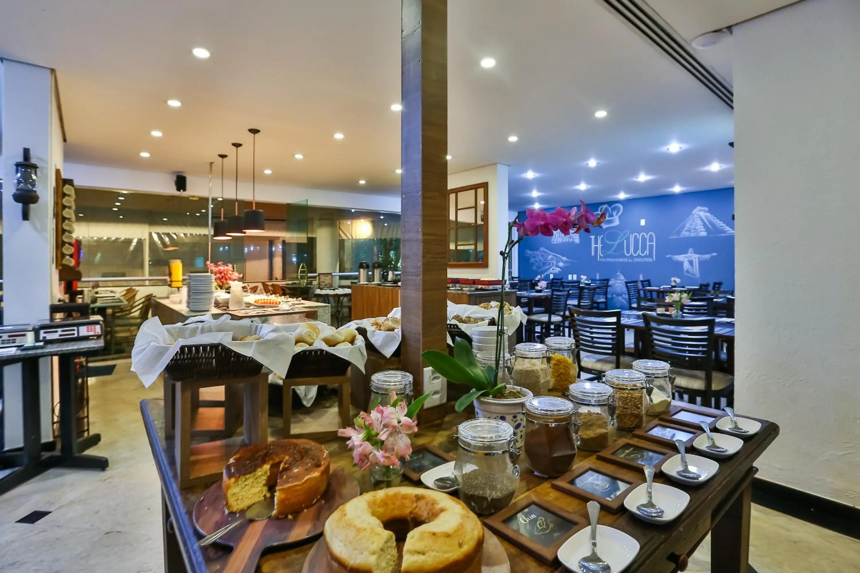 Restaurant/places to eat in Transamerica Paradise Garden