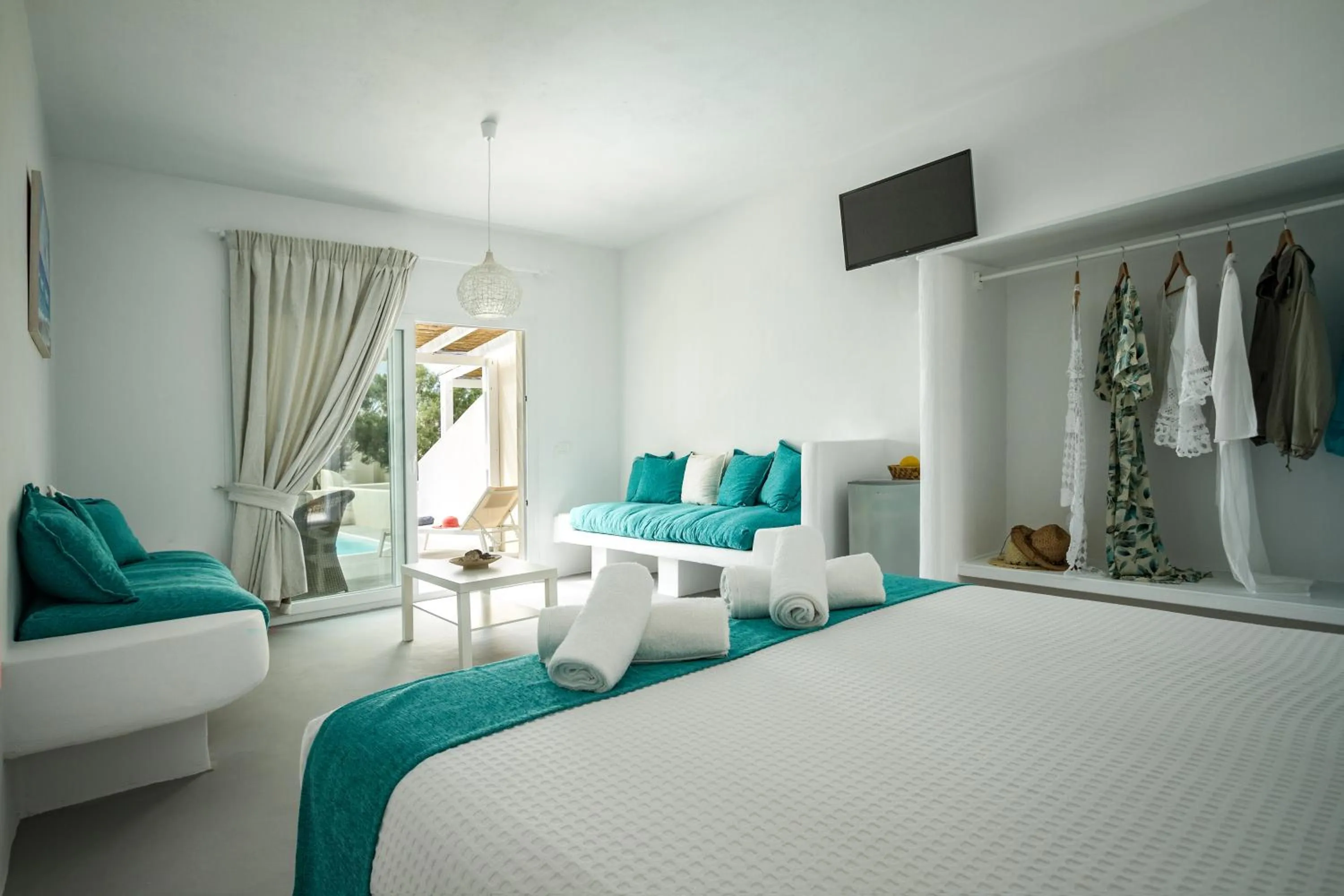 Living room, Bed in Sea Sound White Katikies