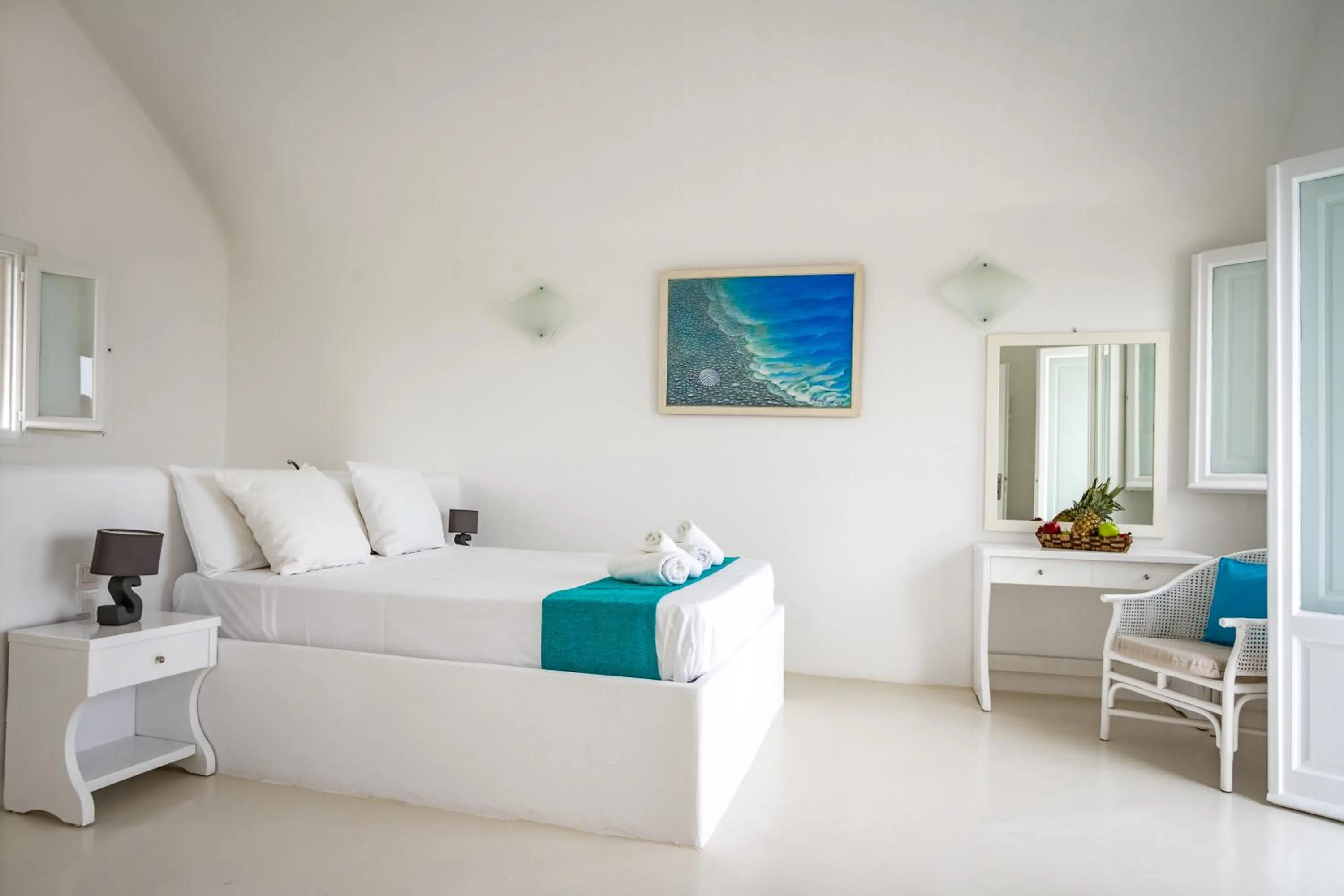 Bedroom, Bed in Sea Sound White Katikies