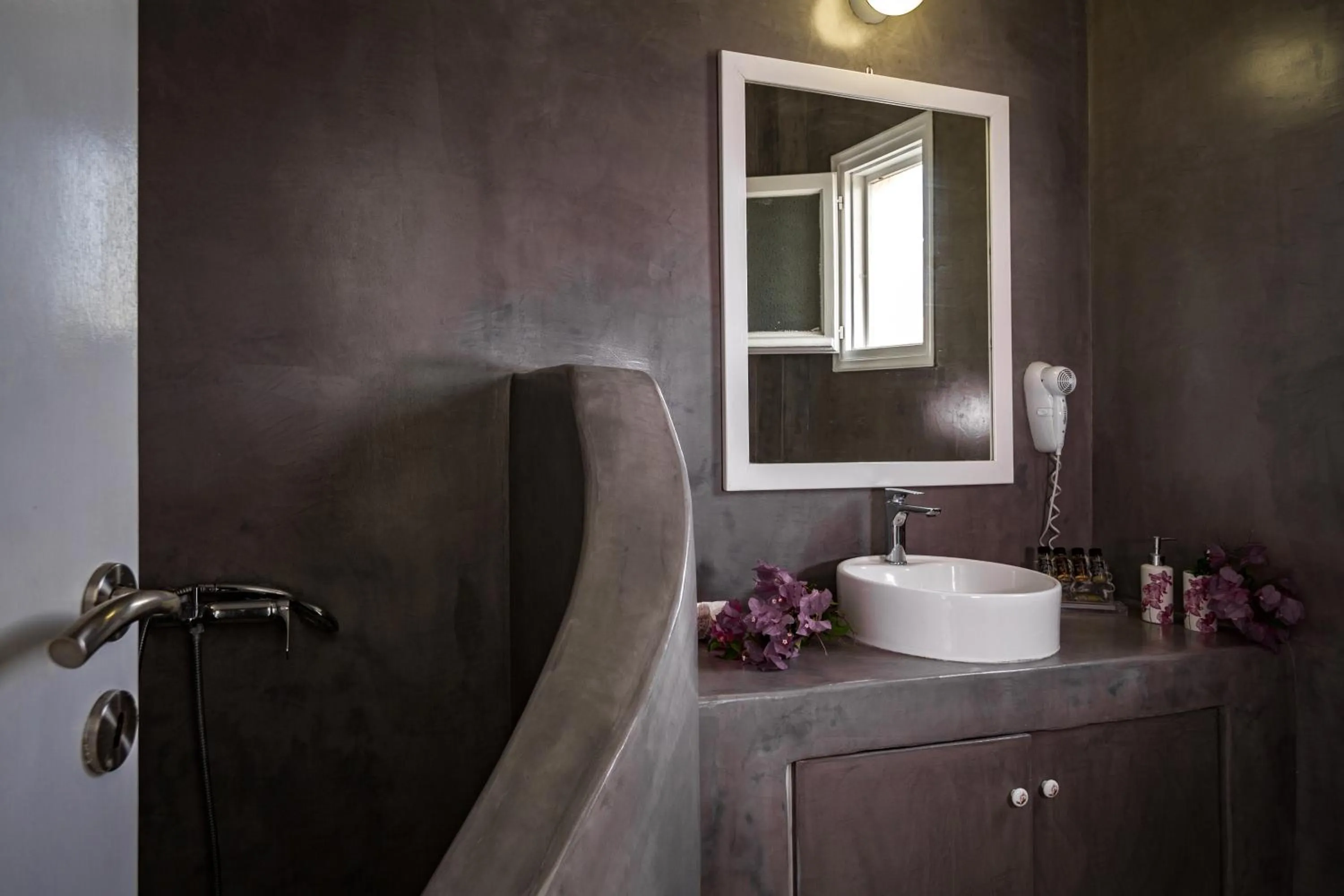 Bathroom in Sea Sound White Katikies