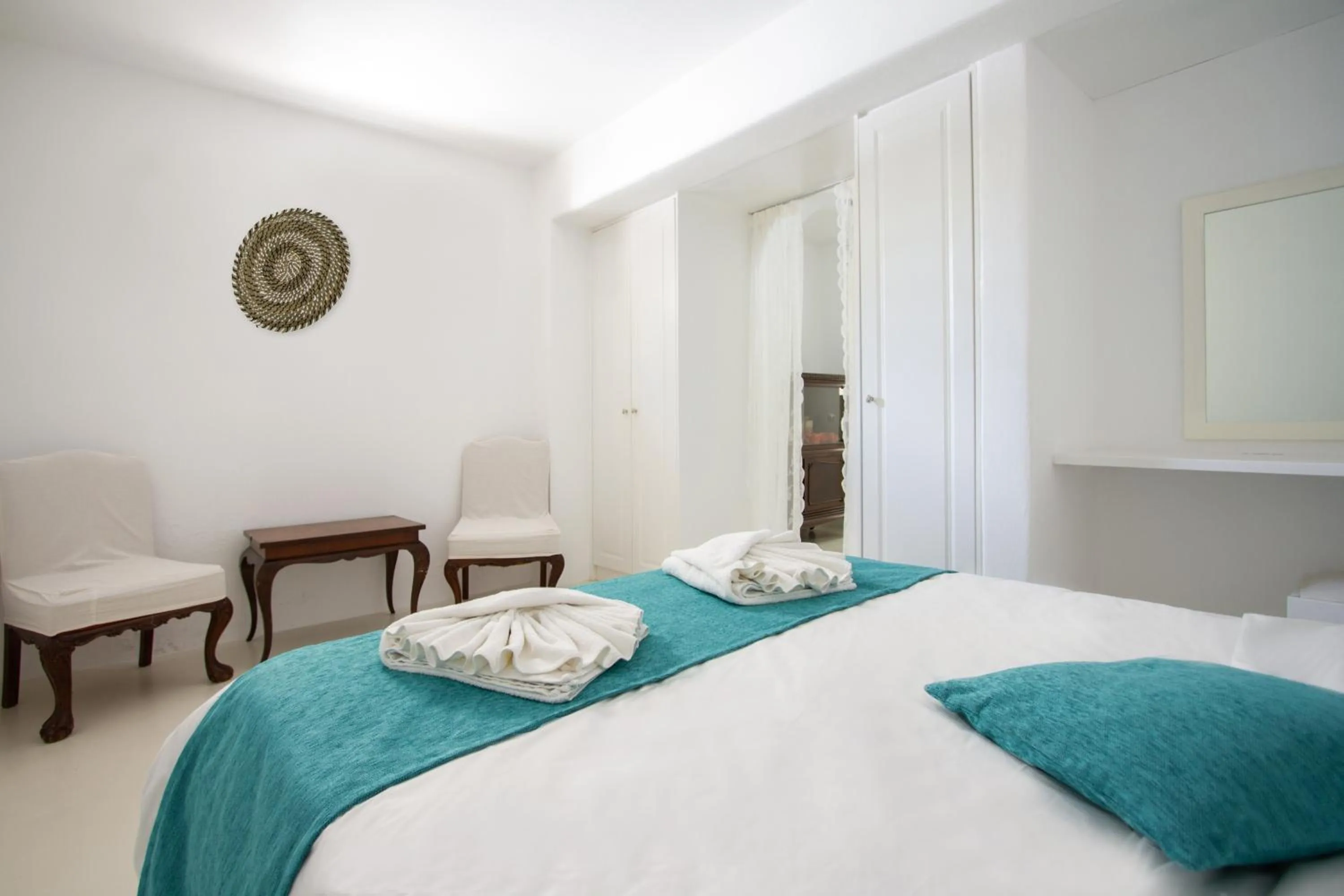 Bedroom, Bed in Sea Sound White Katikies