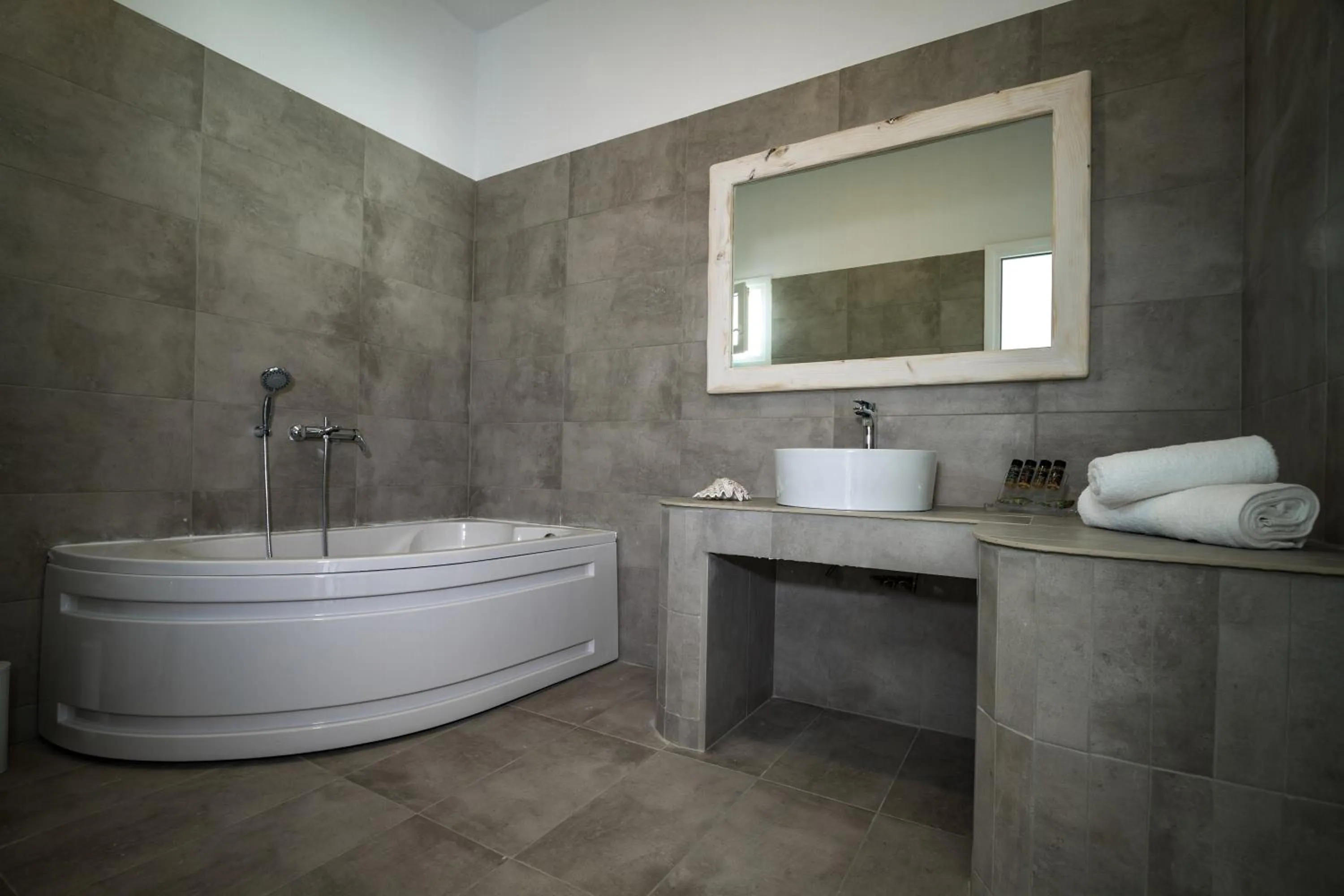 Bathroom in Sea Sound White Katikies