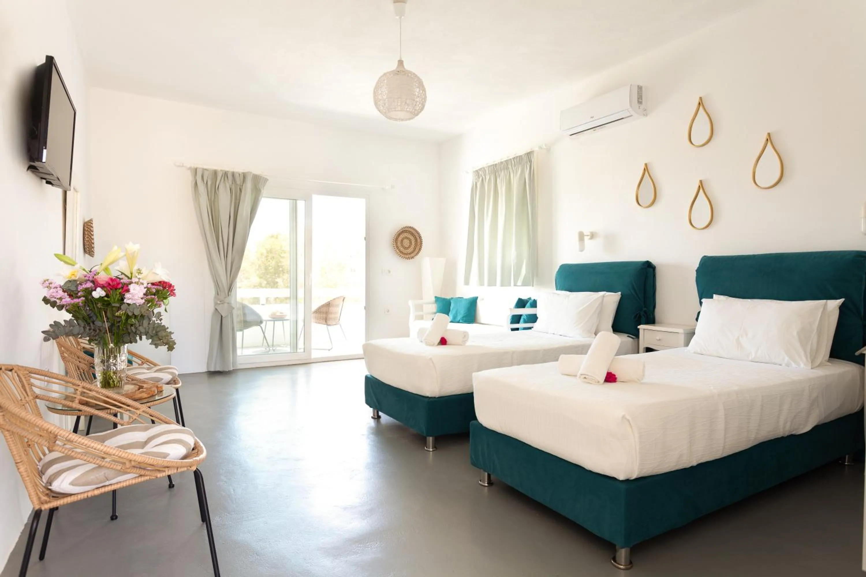 Bedroom, Bed in Sea Sound White Katikies