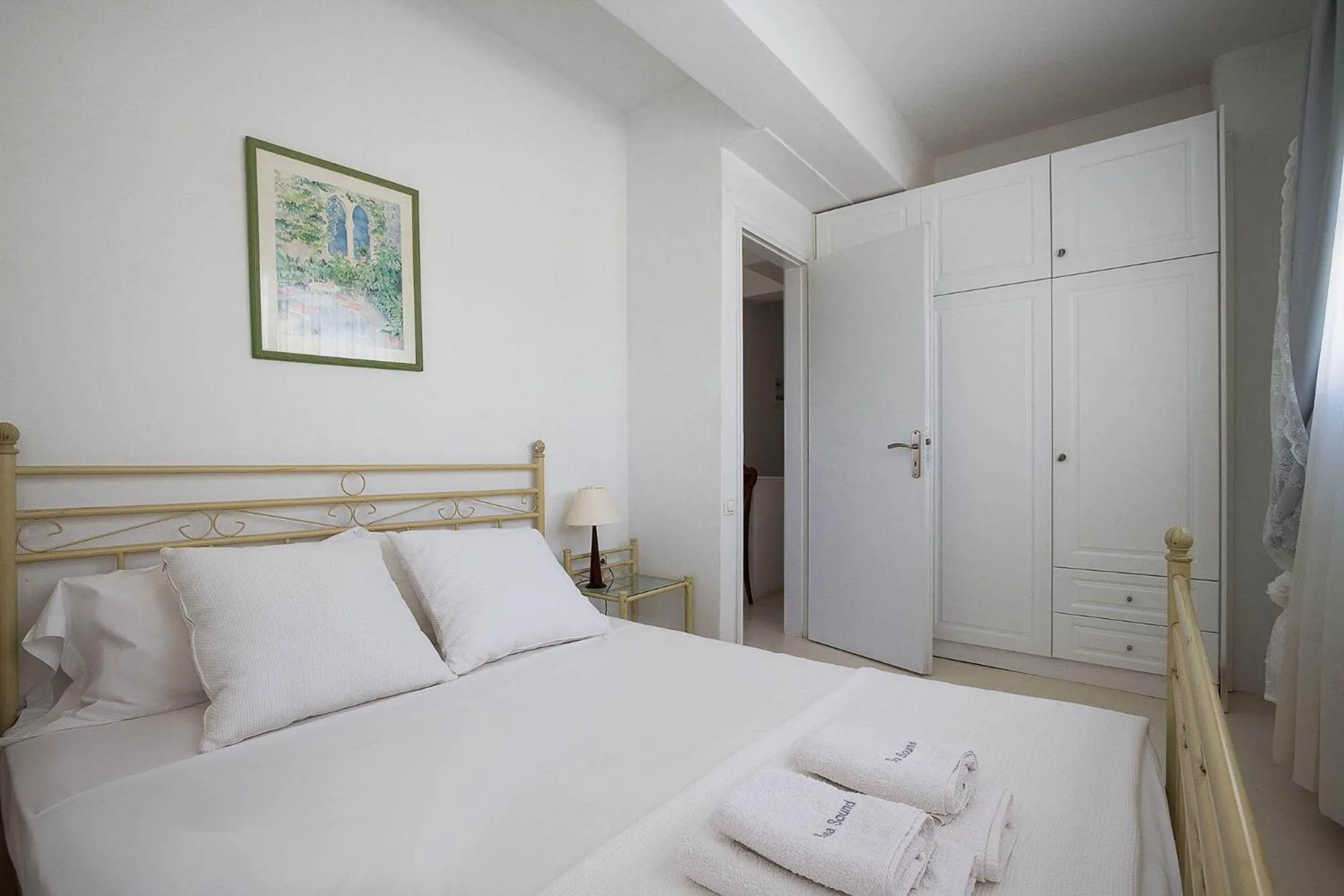 Bedroom, Bed in Sea Sound White Katikies