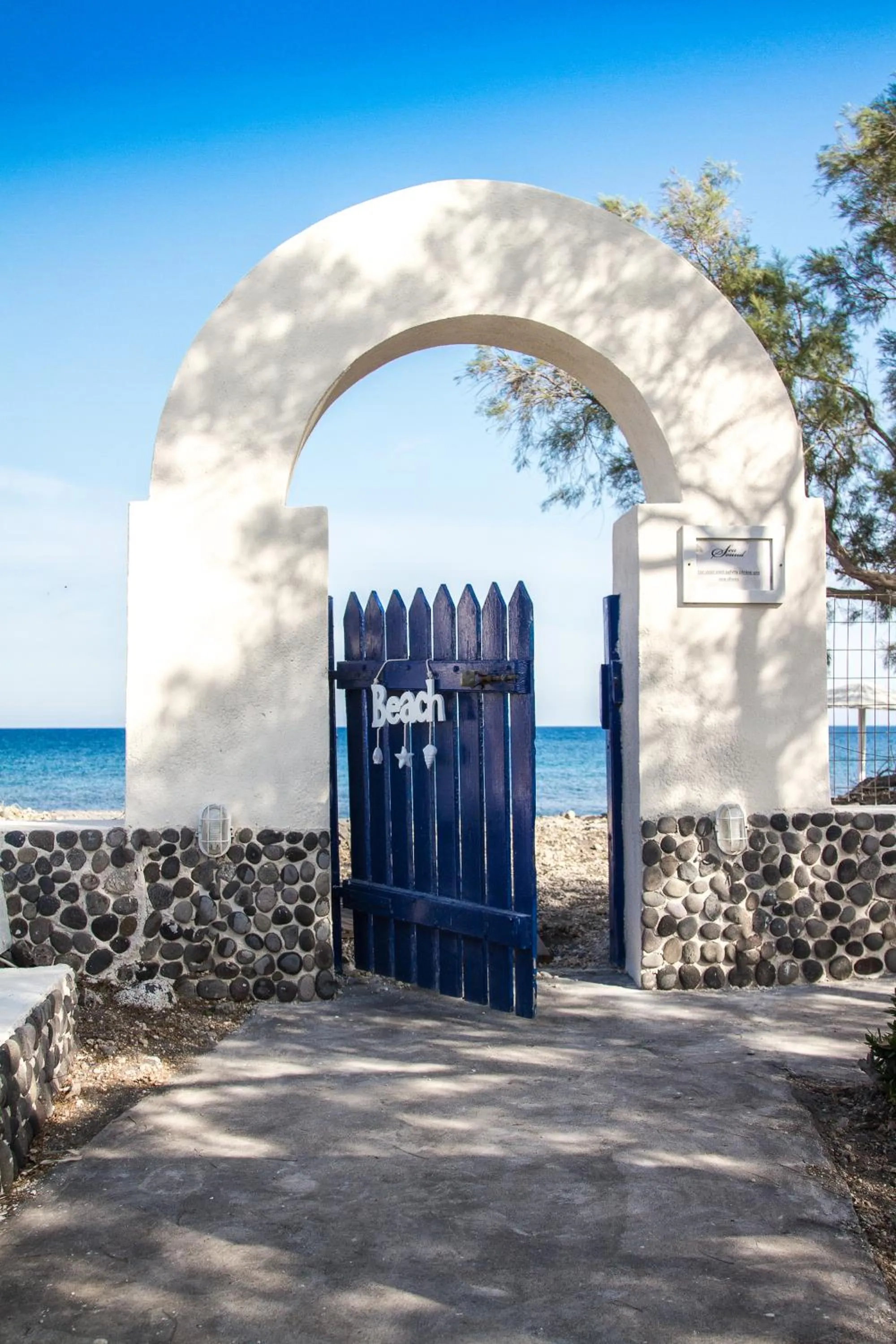 Beach in Sea Sound White Katikies