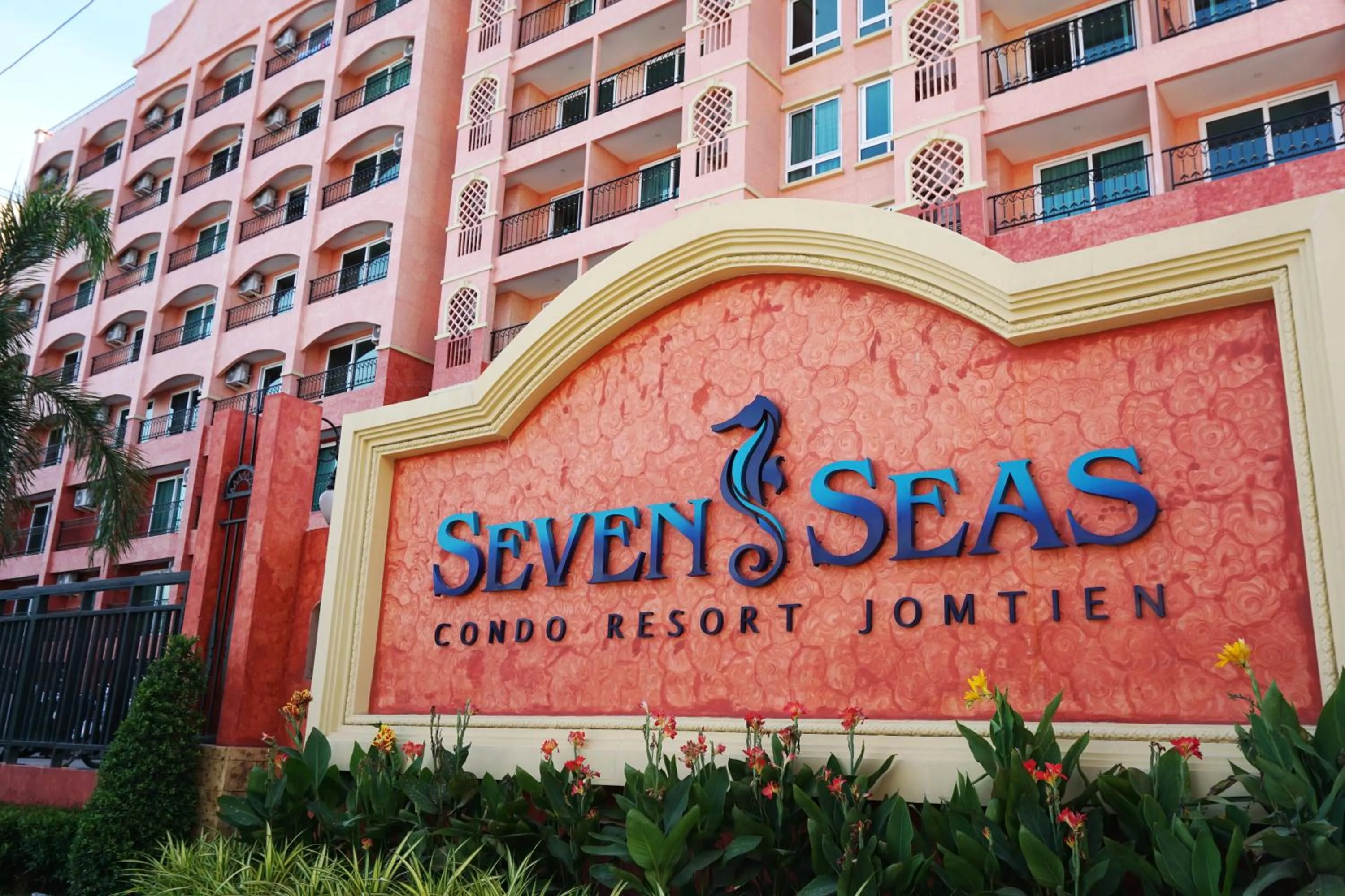 Facade/entrance in Seven Seas Resort Pattaya & Sofa bed