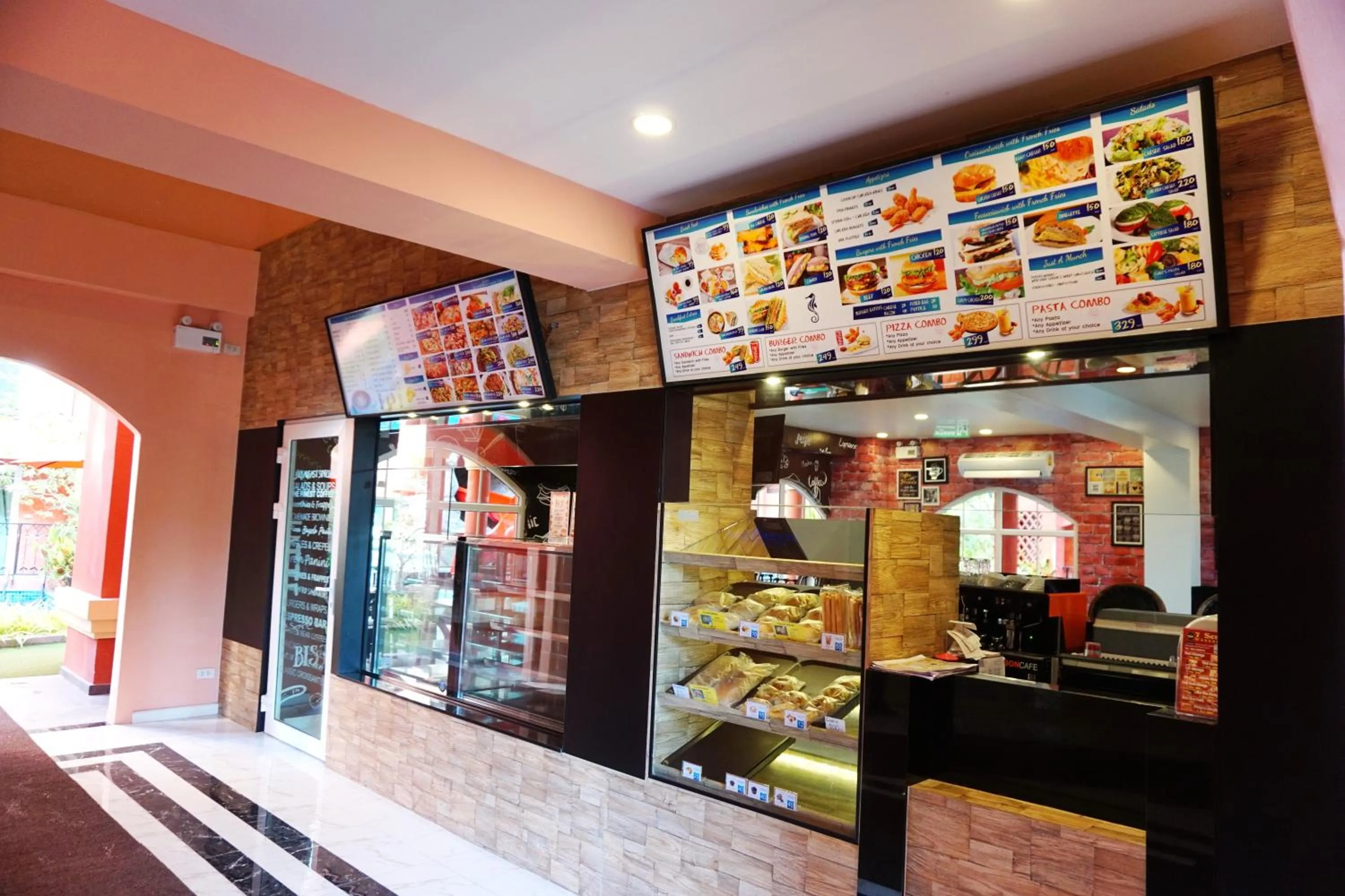 Restaurant/places to eat in Seven Seas Resort Pattaya & Sofa bed