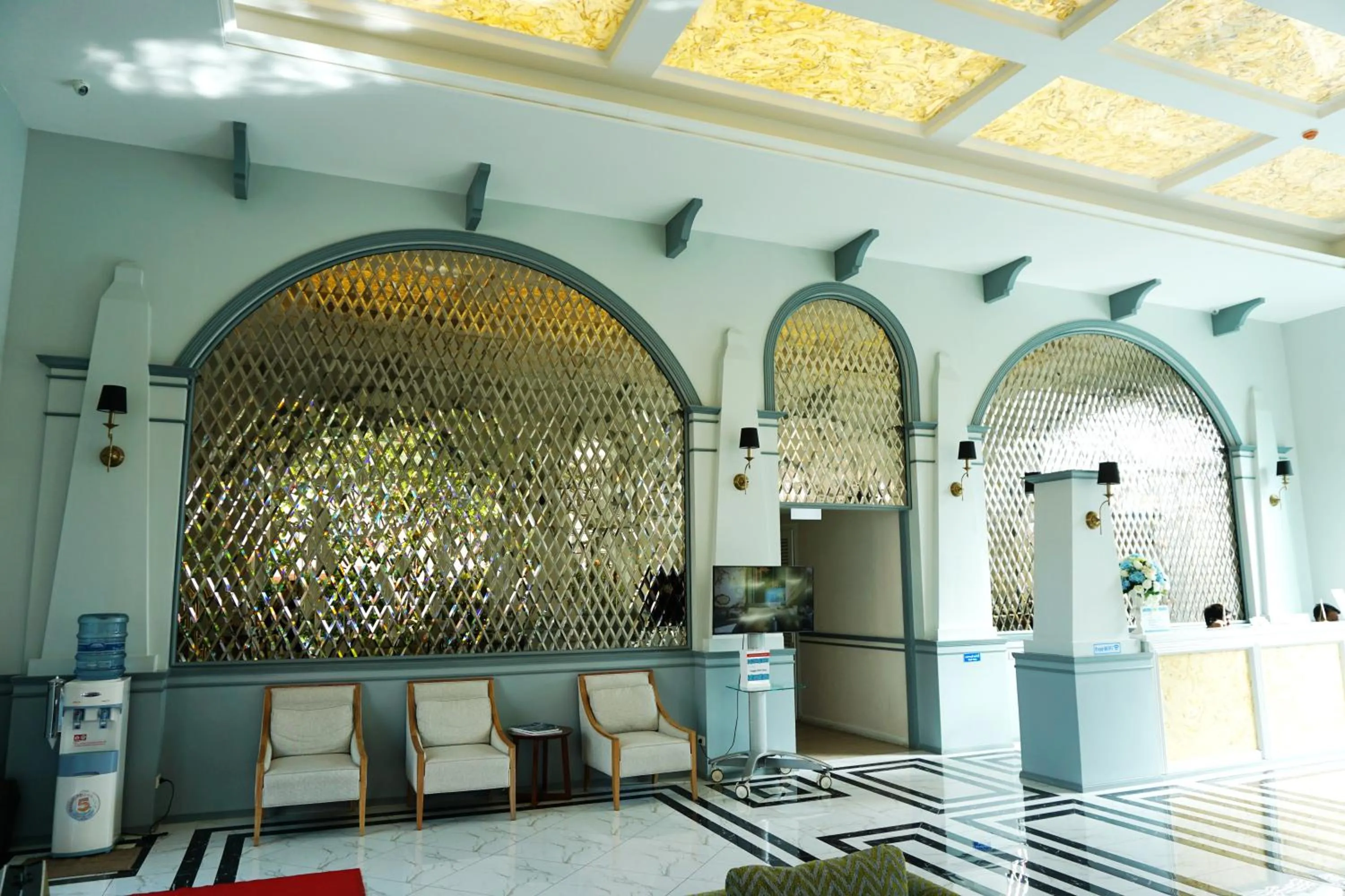 Communal lounge/ TV room in Seven Seas Resort Pattaya & Sofa bed