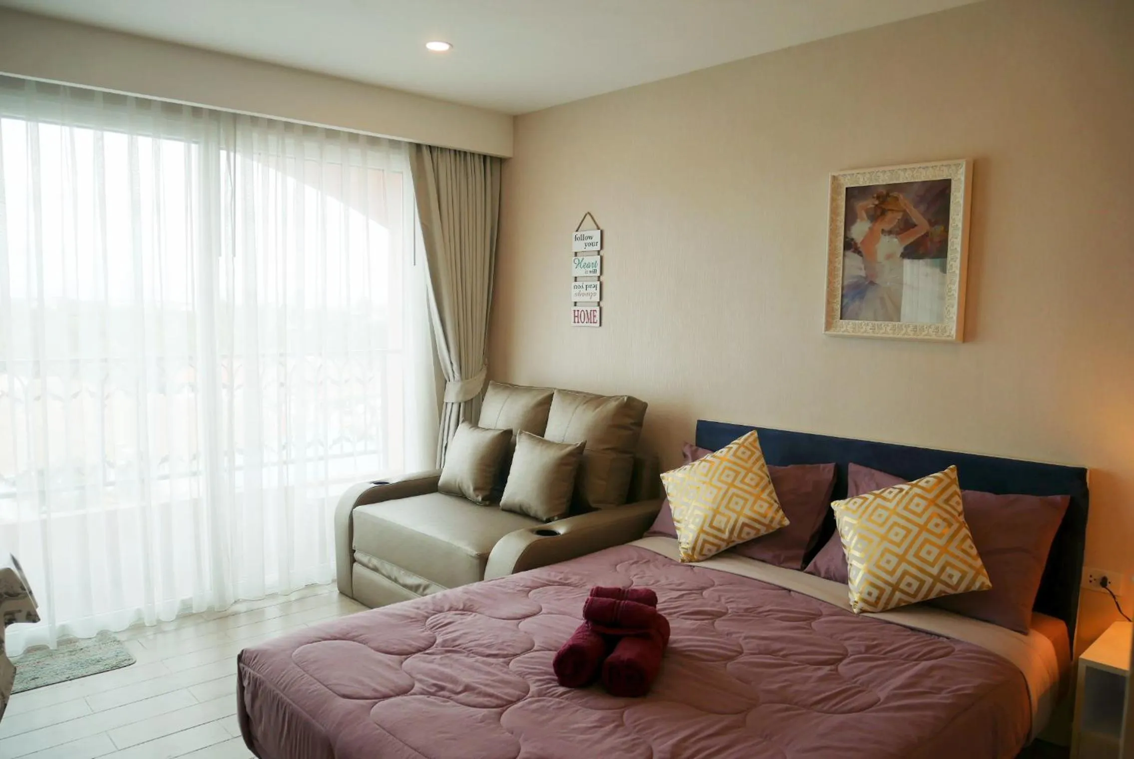 Bed in Seven Seas Resort Pattaya & Sofa bed