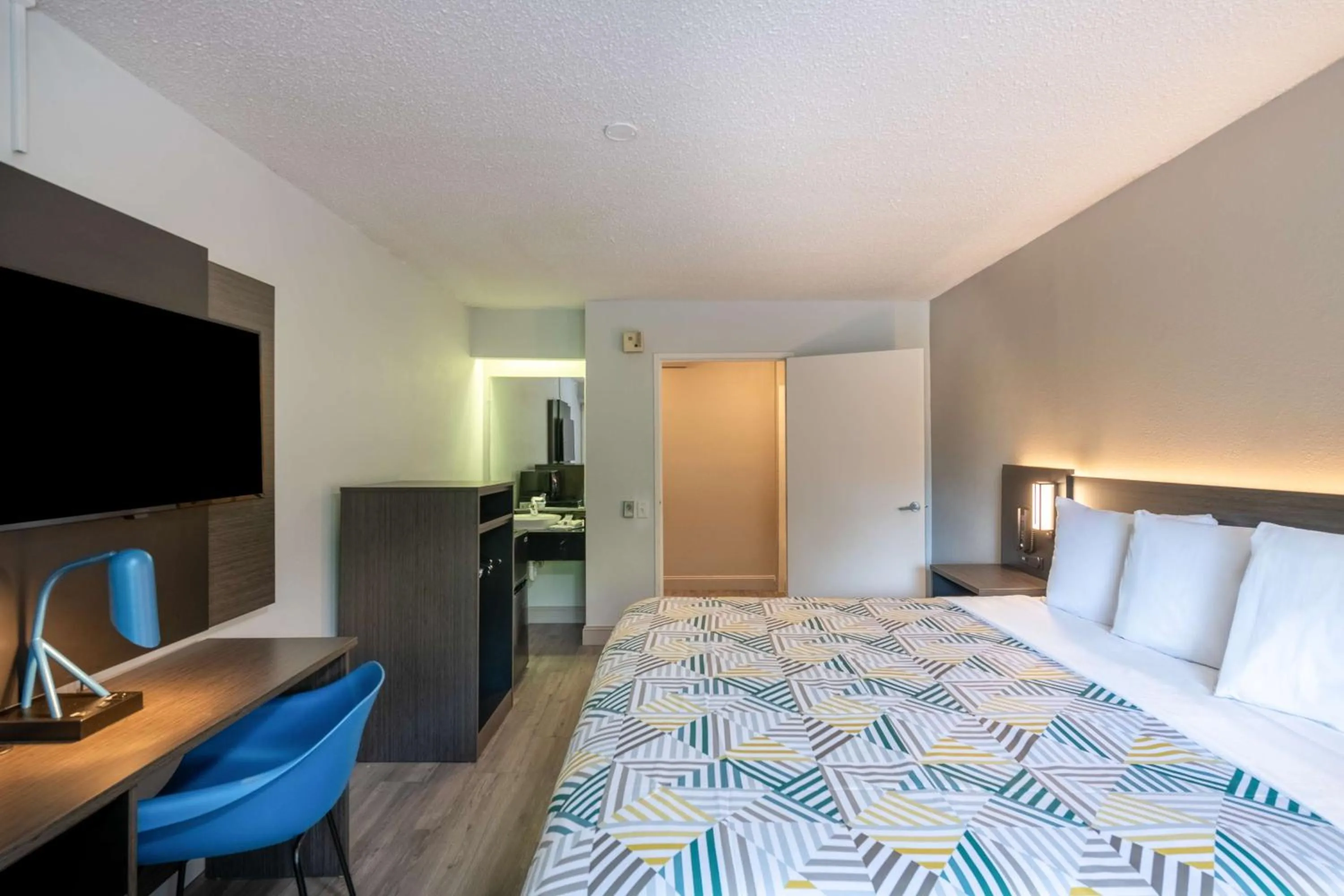 Bedroom, Bed in Motel 6-Charlotte, NC - Coliseum