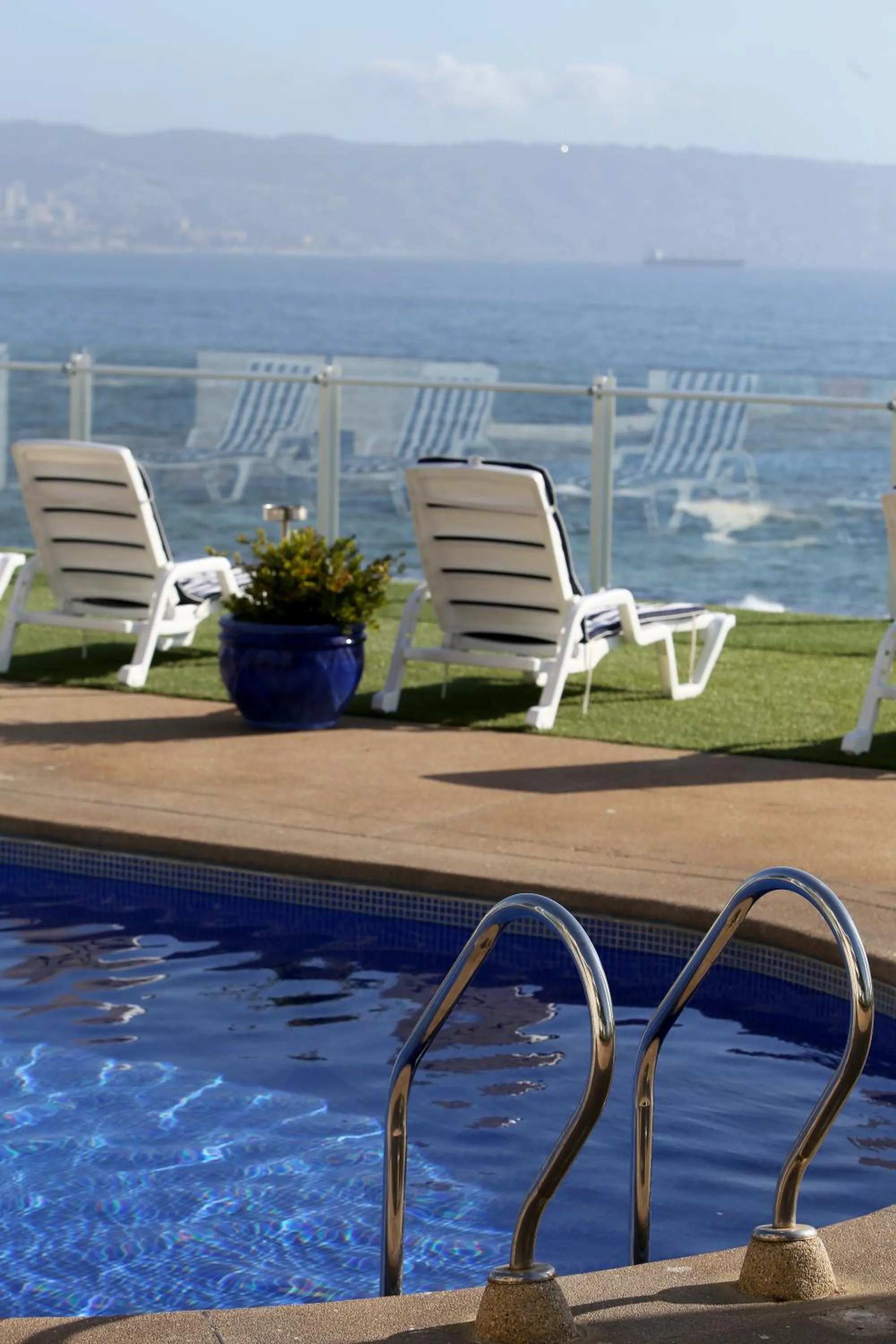 Swimming pool in MR Mar Suites (ex Neruda Mar Suites)