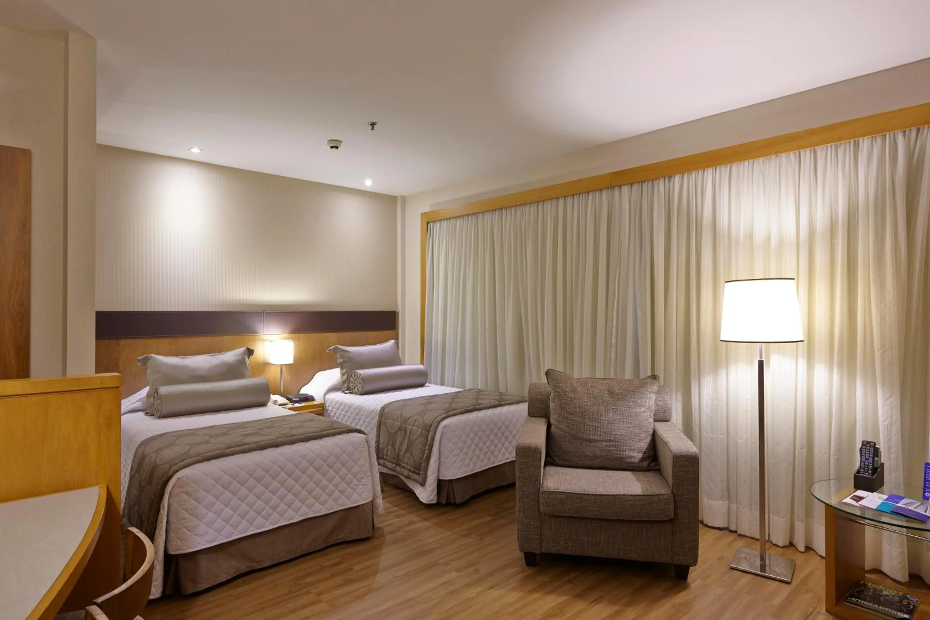 Photo of the whole room, Bed in Transamerica Executive Faria Lima