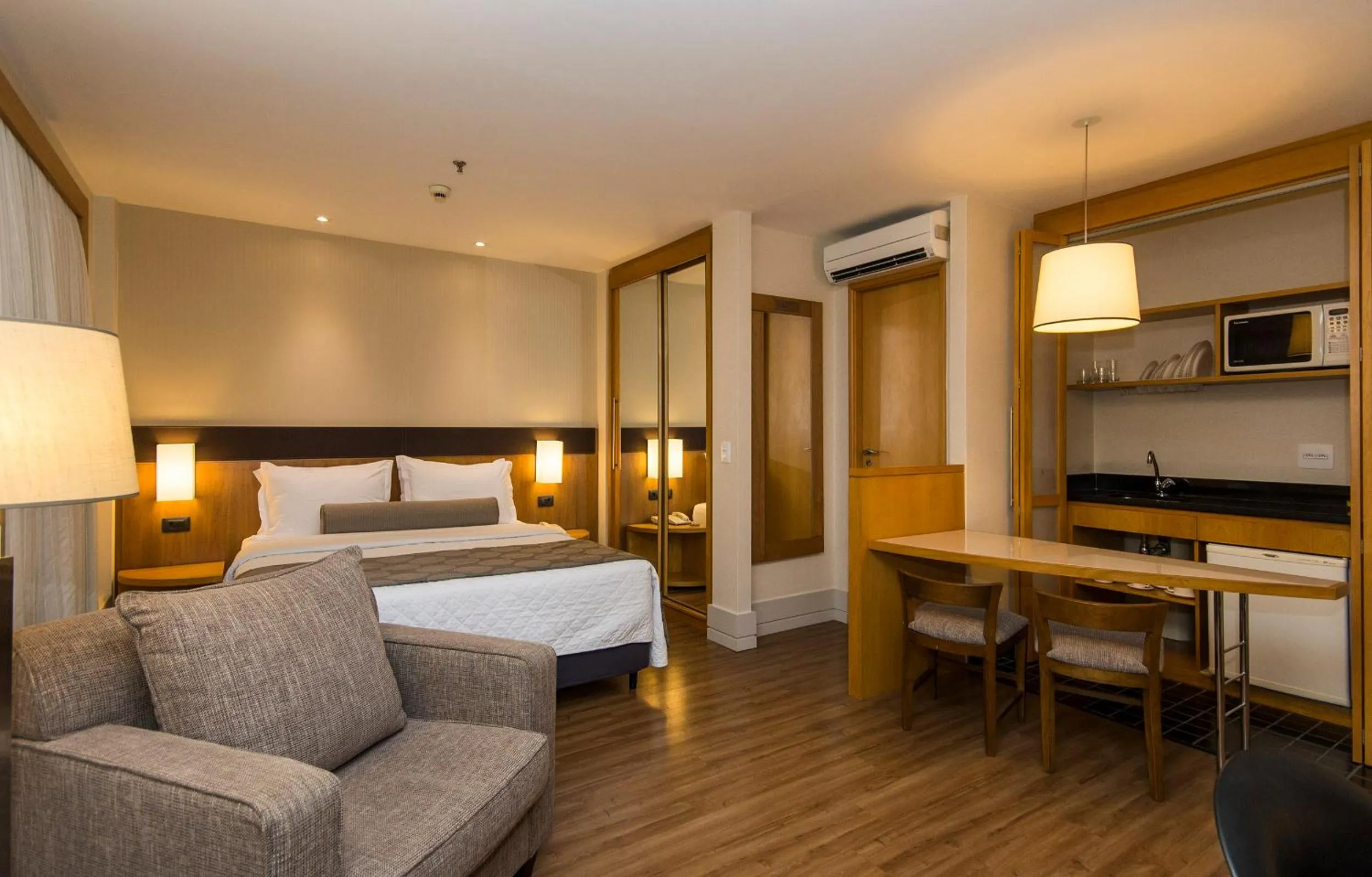 Photo of the whole room, Bed in Transamerica Executive Faria Lima