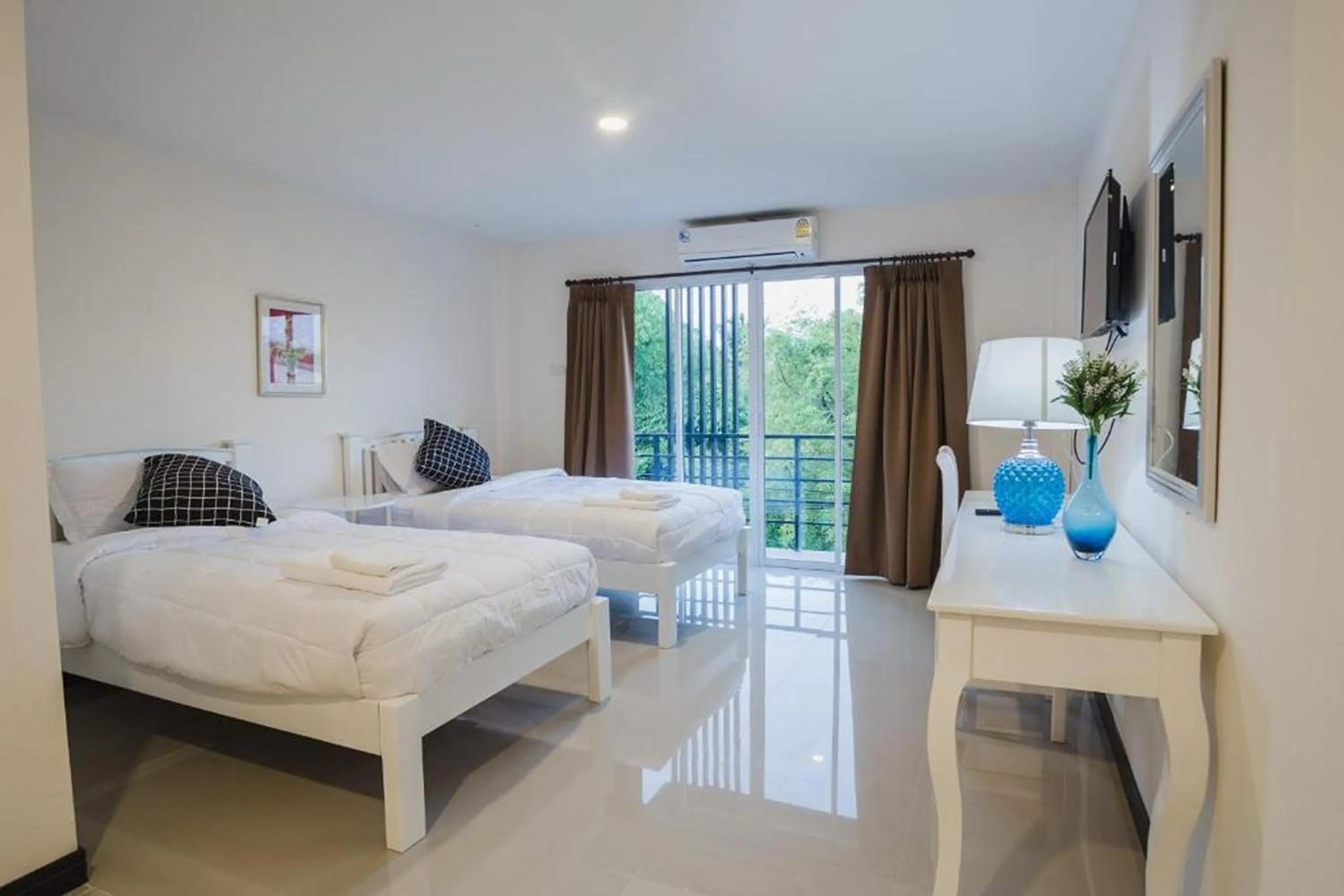 Photo of the whole room, Bed in Banjan Stay