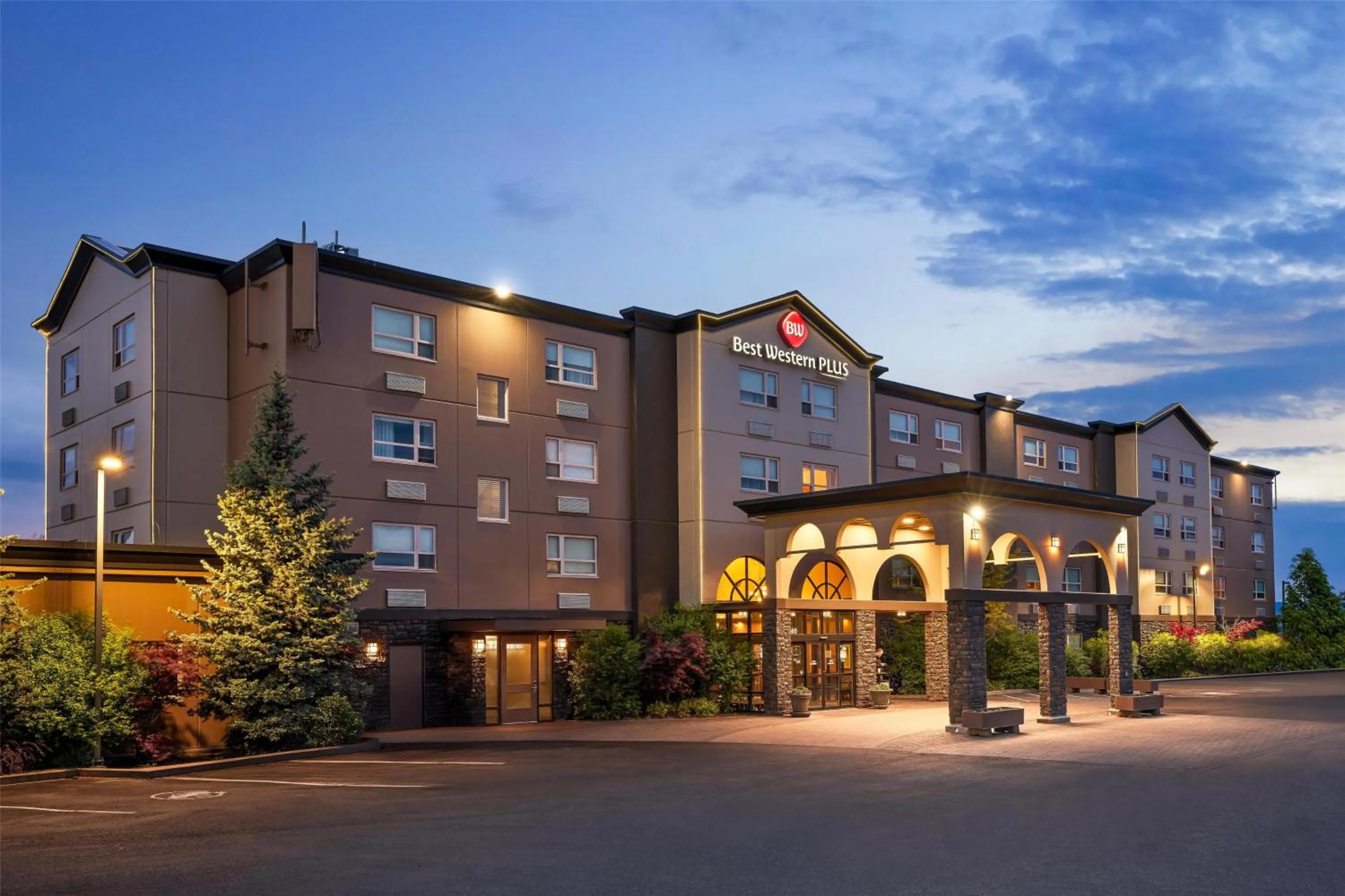 Property building in Best Western Plus Kamloops Hotel