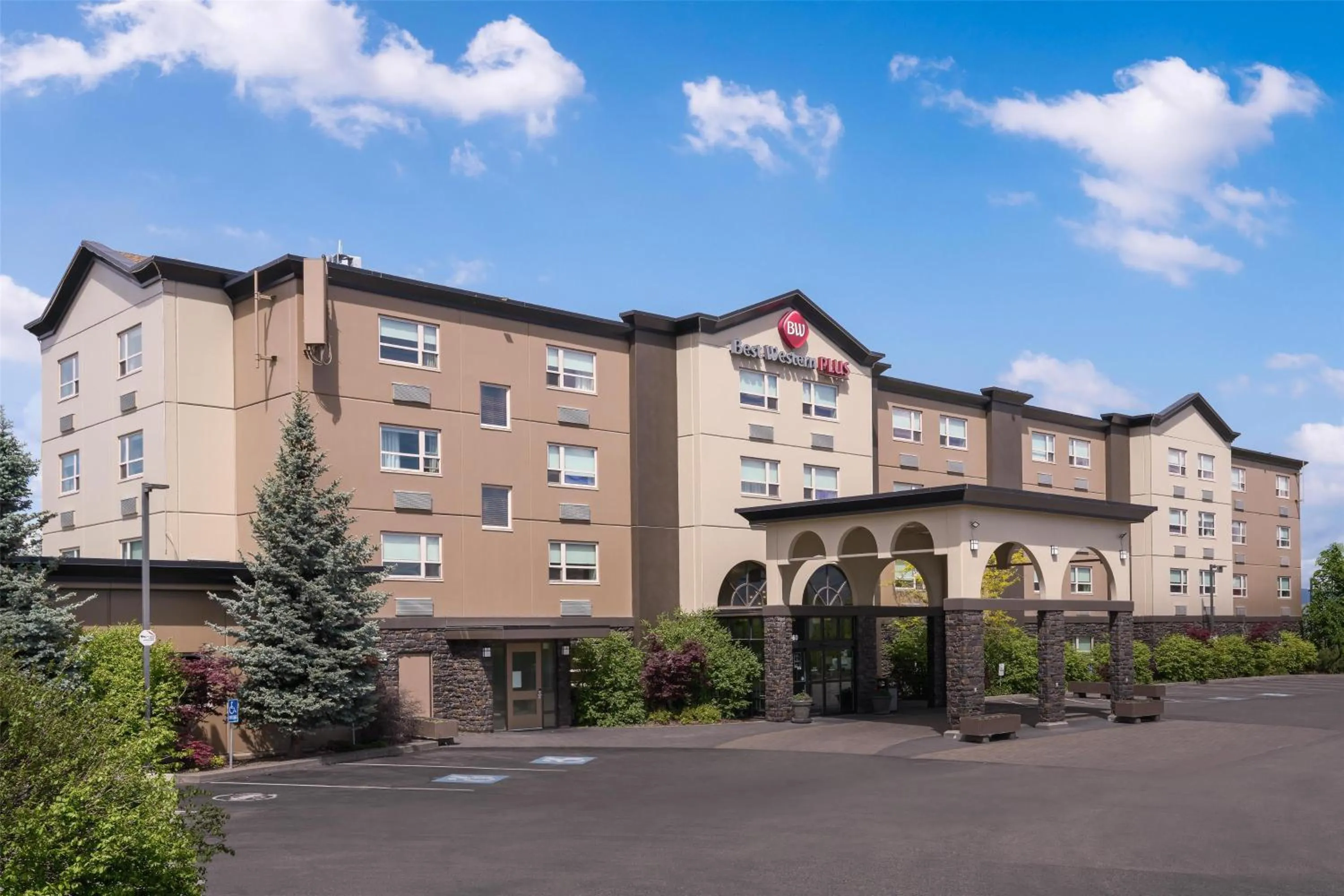Property building in Best Western Plus Kamloops Hotel