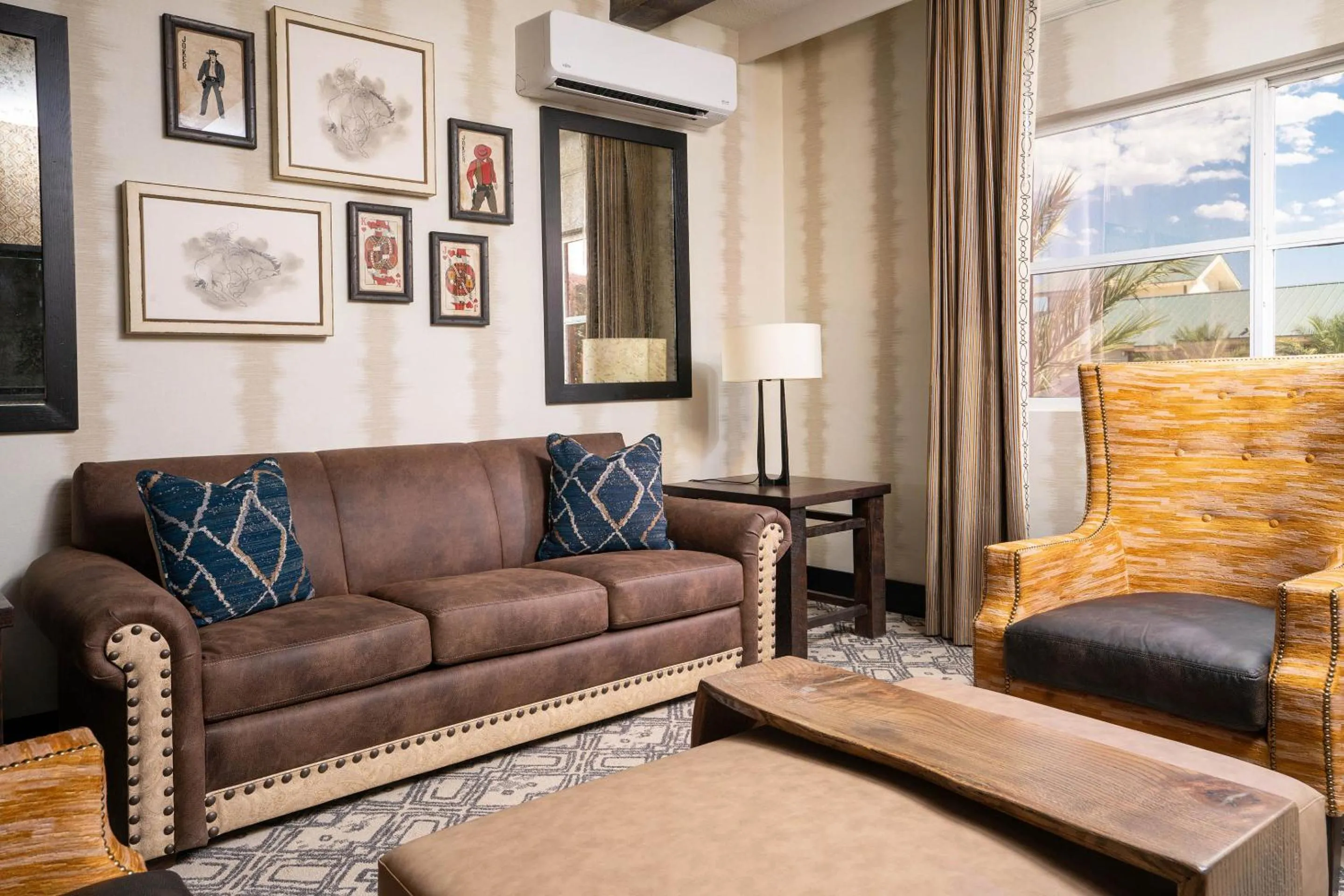 Living room in Silverton Casino Lodge