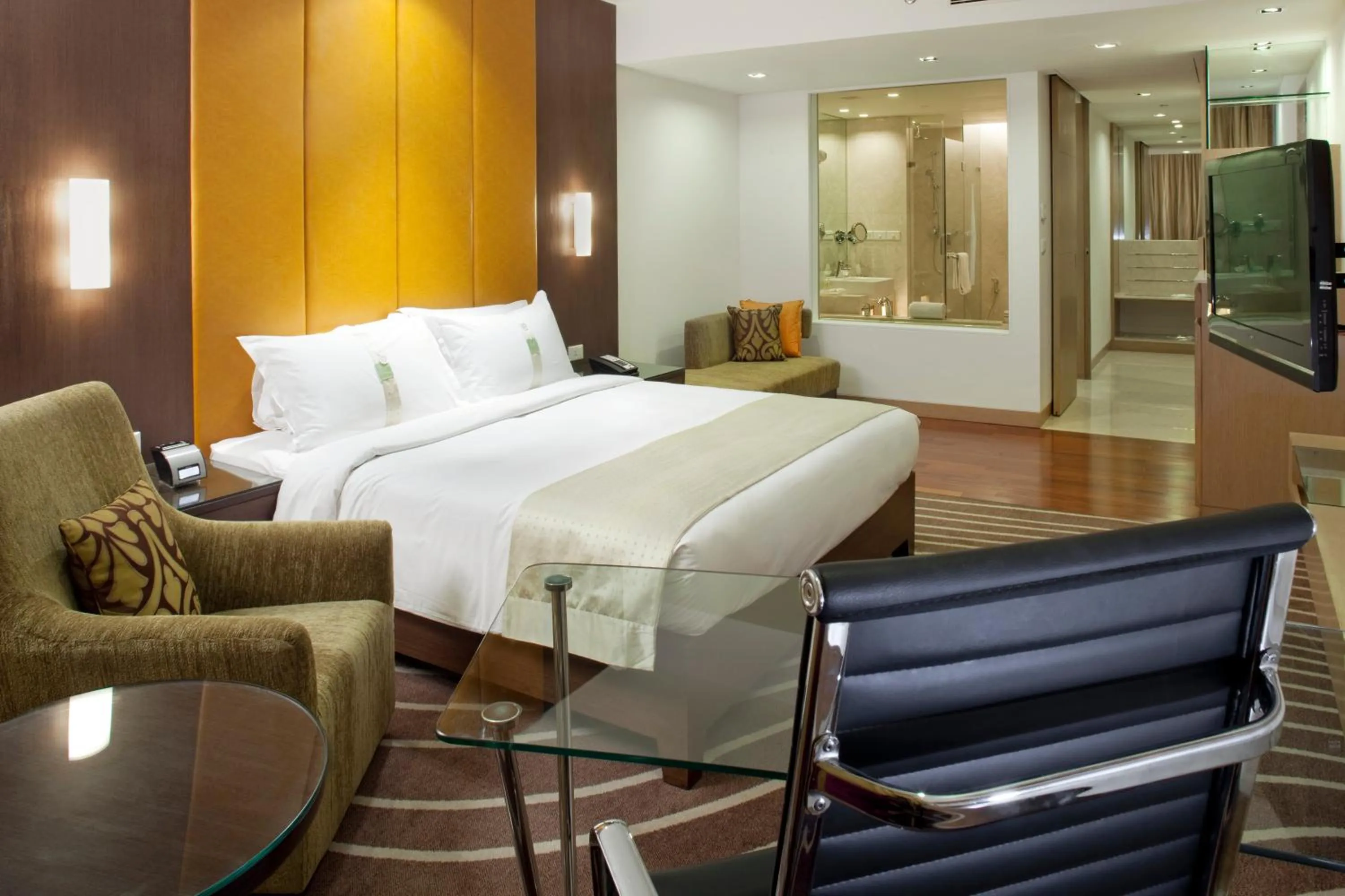 Bed in Holiday Inn Mumbai International Airport by IHG