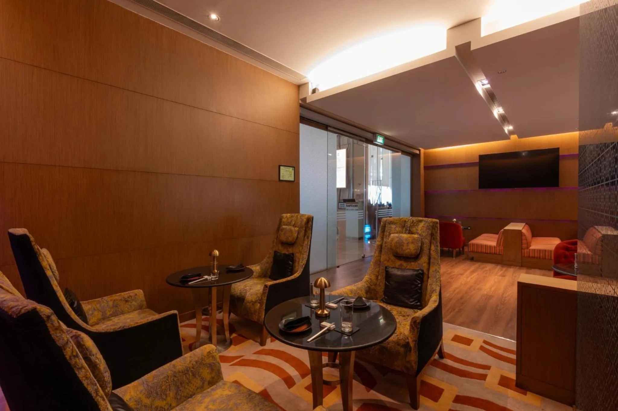 Lounge or bar, Bed in Holiday Inn Mumbai International Airport by IHG