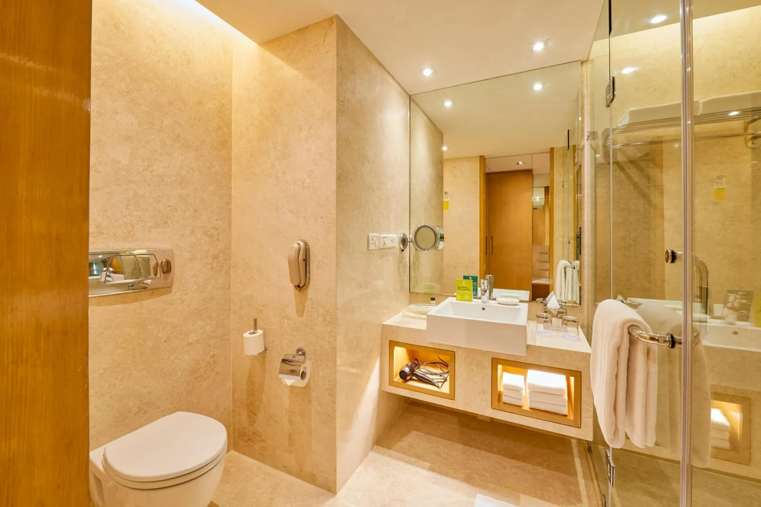 Twin Room Standard Smoking in Holiday Inn Mumbai International Airport by IHG Twin Room Standard Smoking in Holiday Inn Mumbai International Airport by IHG