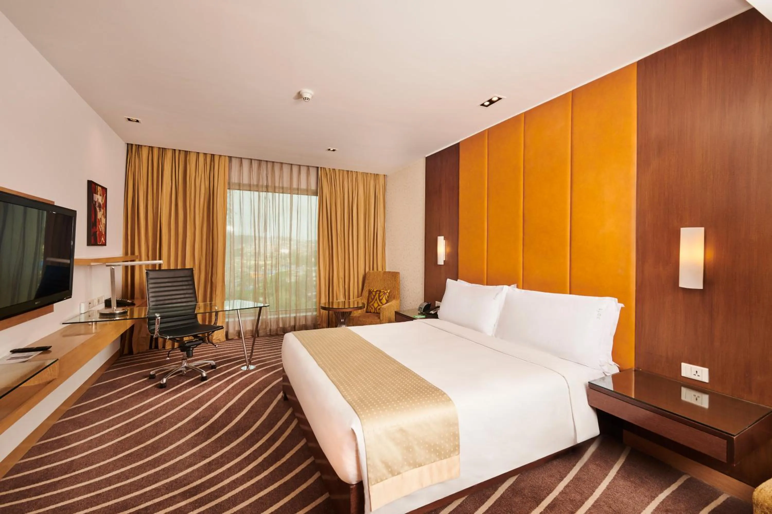 Photo of the whole room, Bed in Holiday Inn Mumbai International Airport by IHG