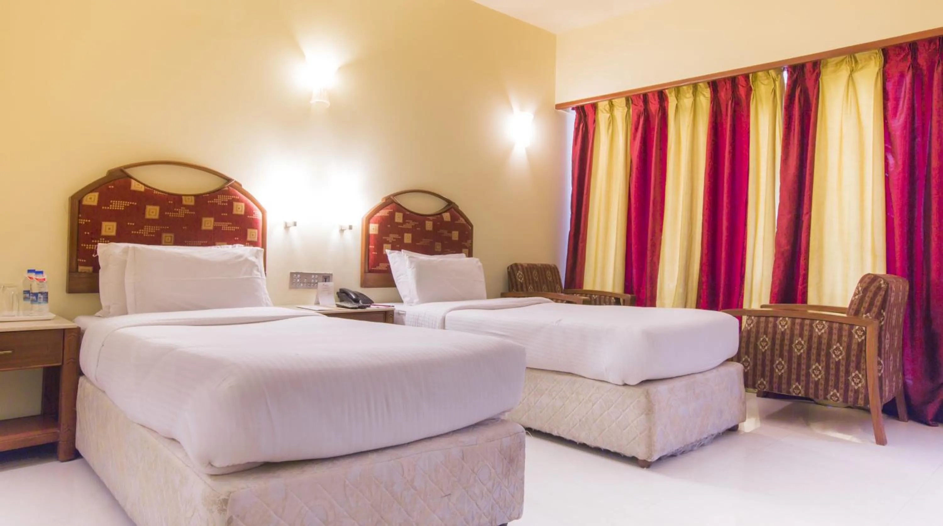 Living room, Bed in Hotel Airport International Mumbai