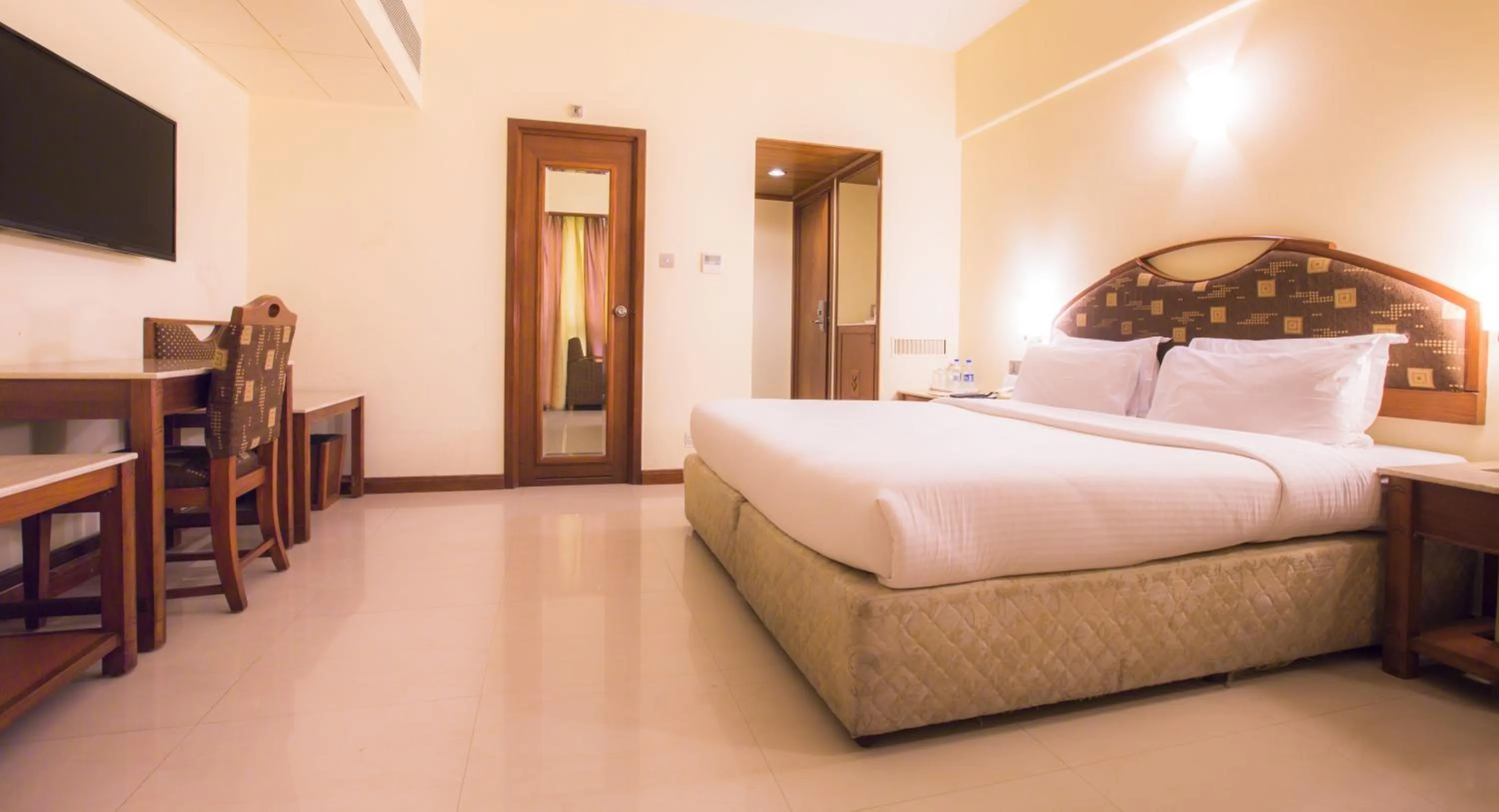 Photo of the whole room, Bed in Hotel Airport International Mumbai