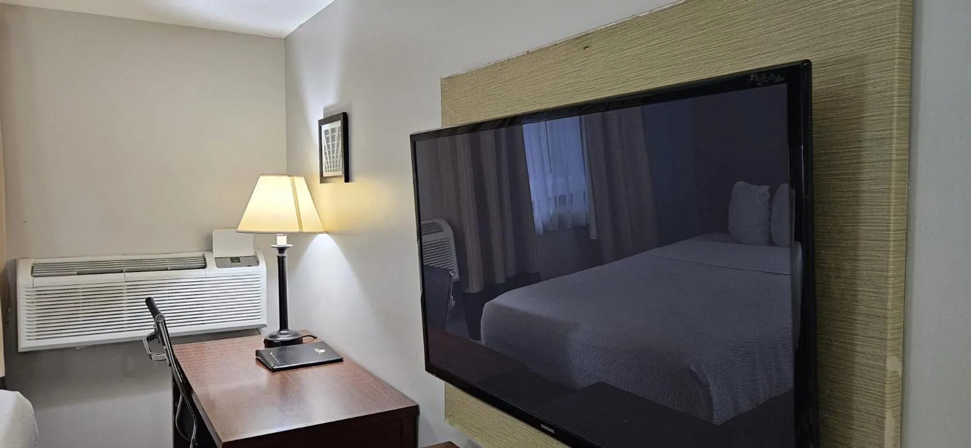 Bed in Days Inn by Wyndham Brooklyn Marine Park