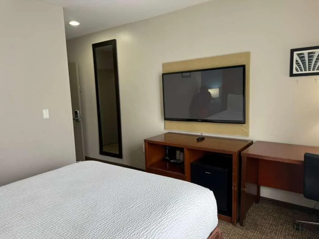 TV and multimedia, Bed in Days Inn by Wyndham Brooklyn Marine Park