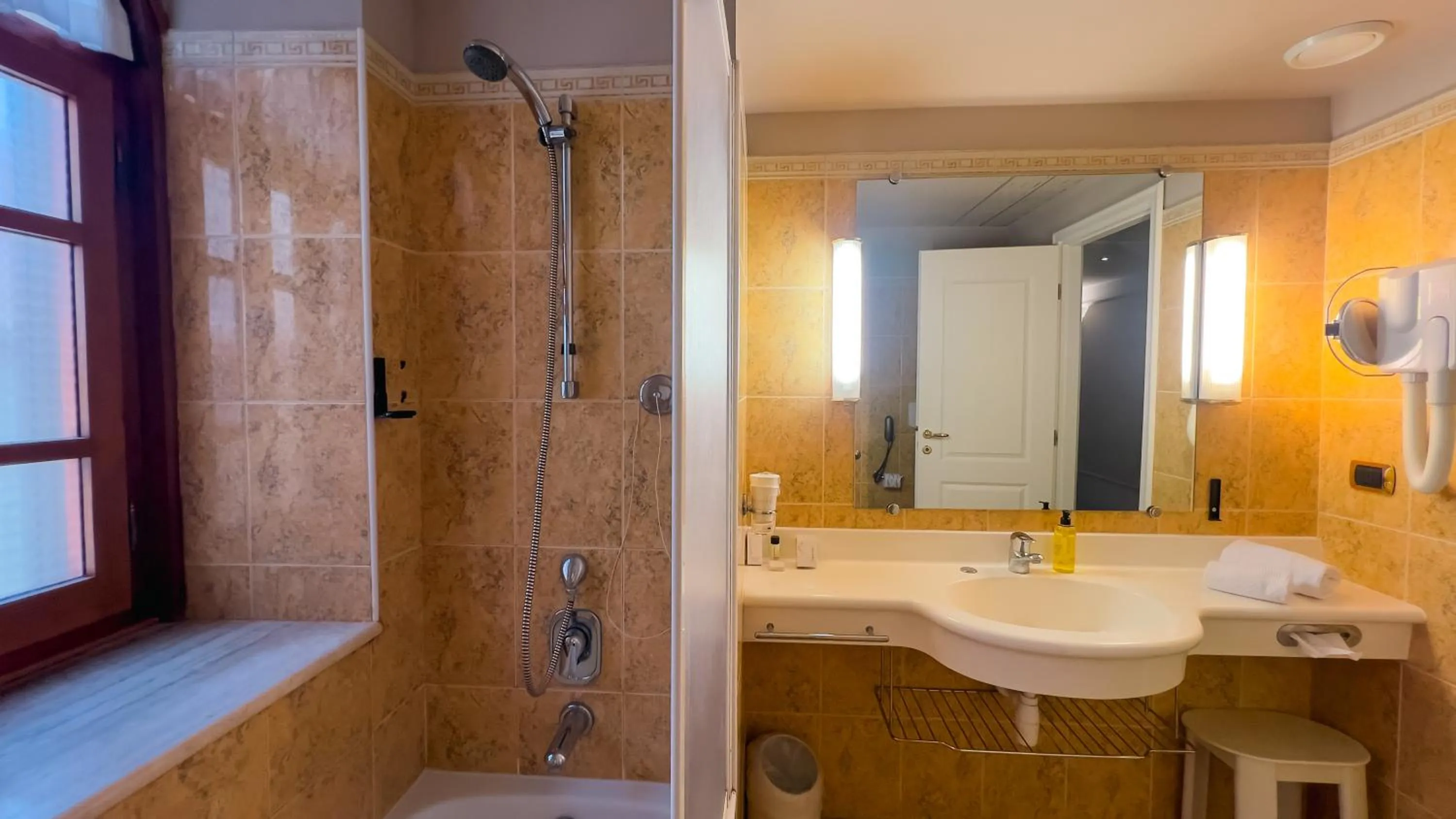 Shower in Altafiumara Resort & Spa