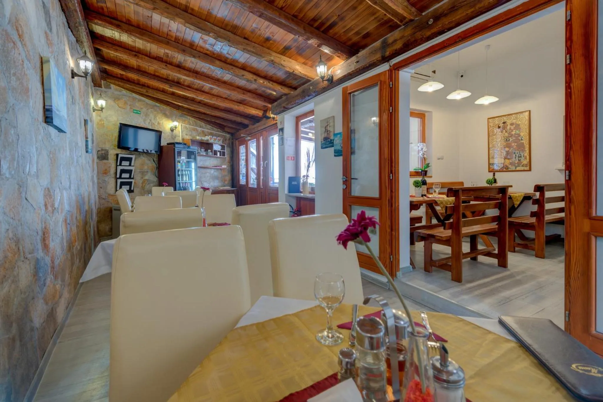 Restaurant/places to eat in Hotel Galia