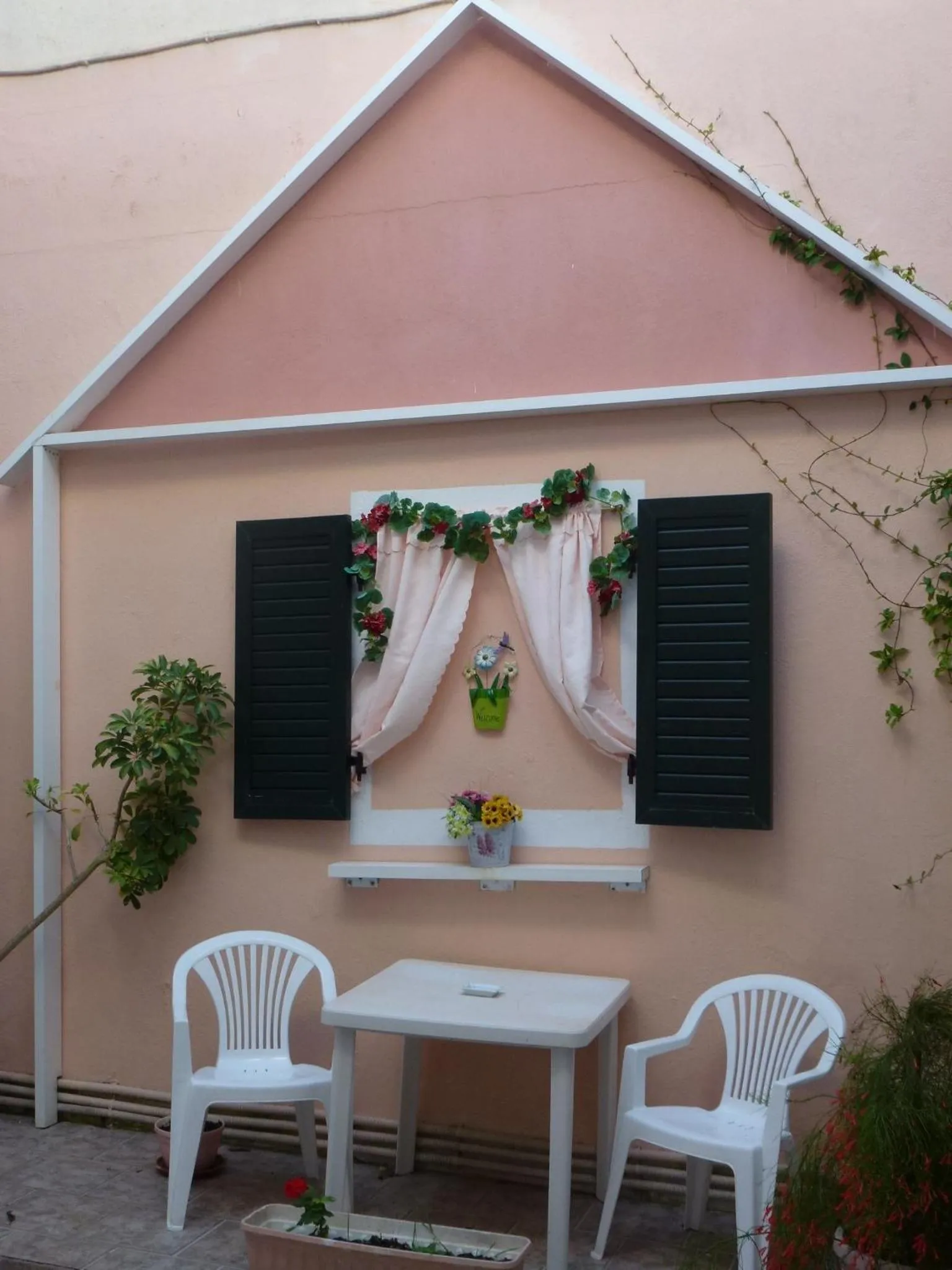 Decorative detail in Galini Studios