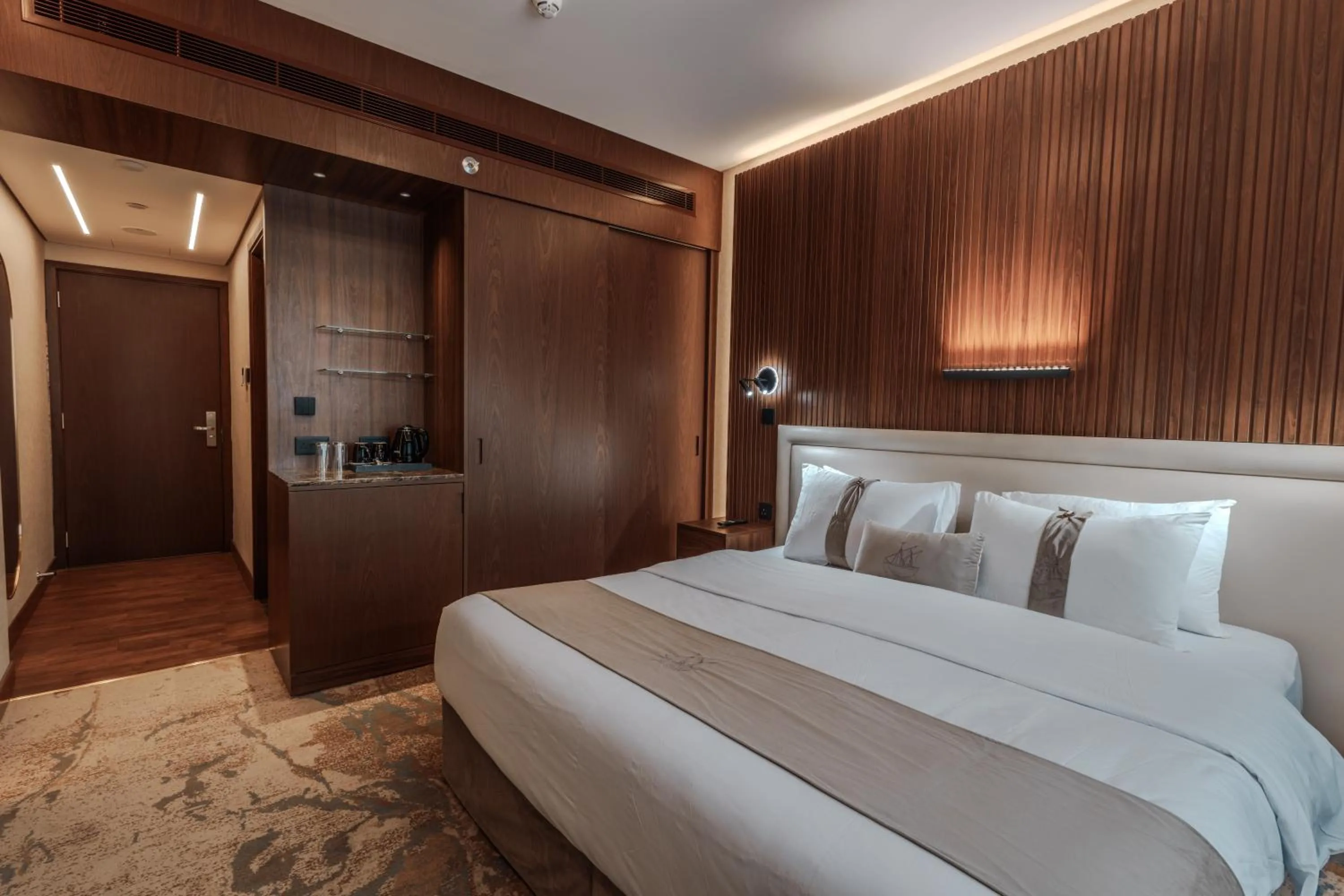 Bedroom, Bed in Kuwait Continental Hotel