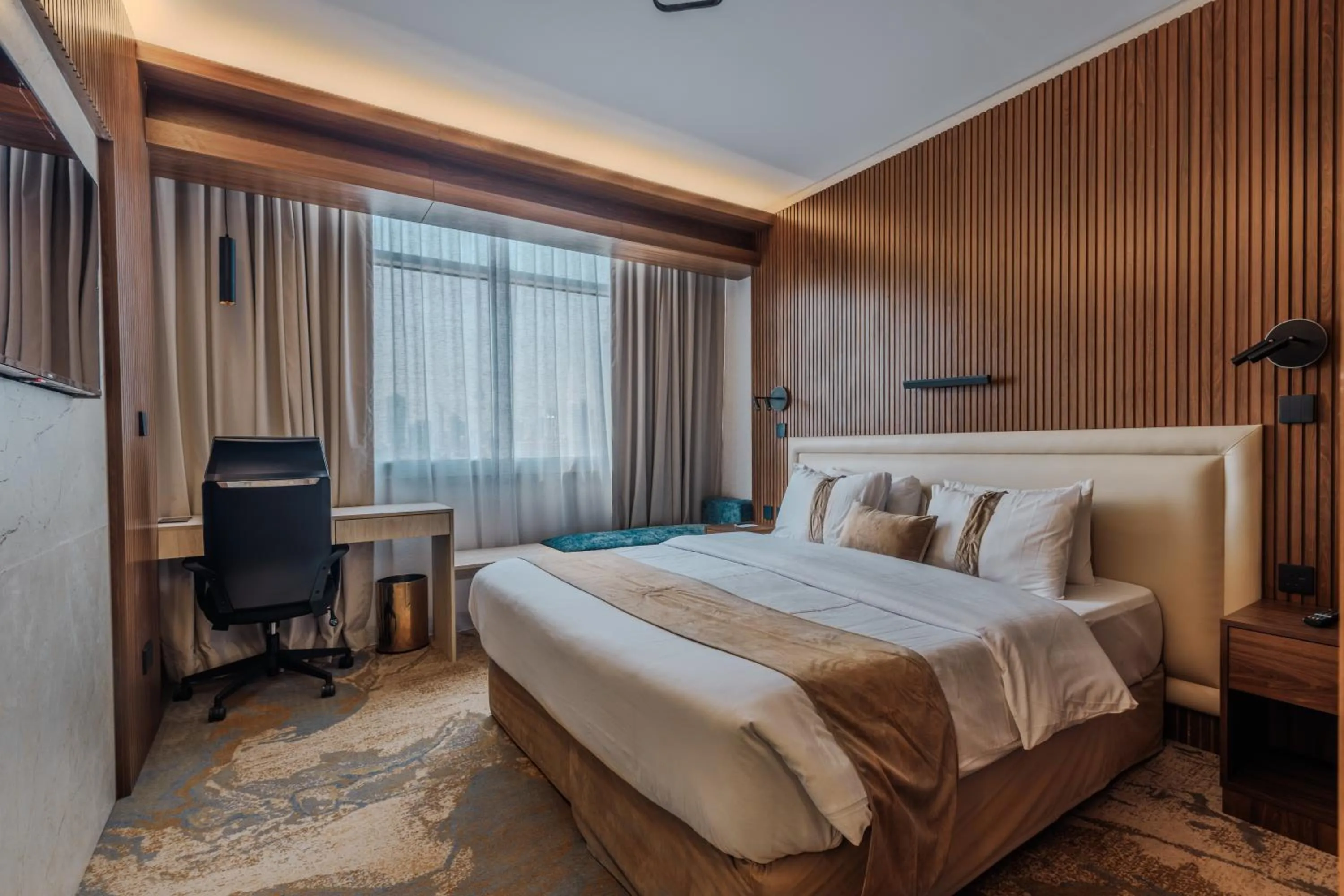 Bedroom, Bed in Kuwait Continental Hotel