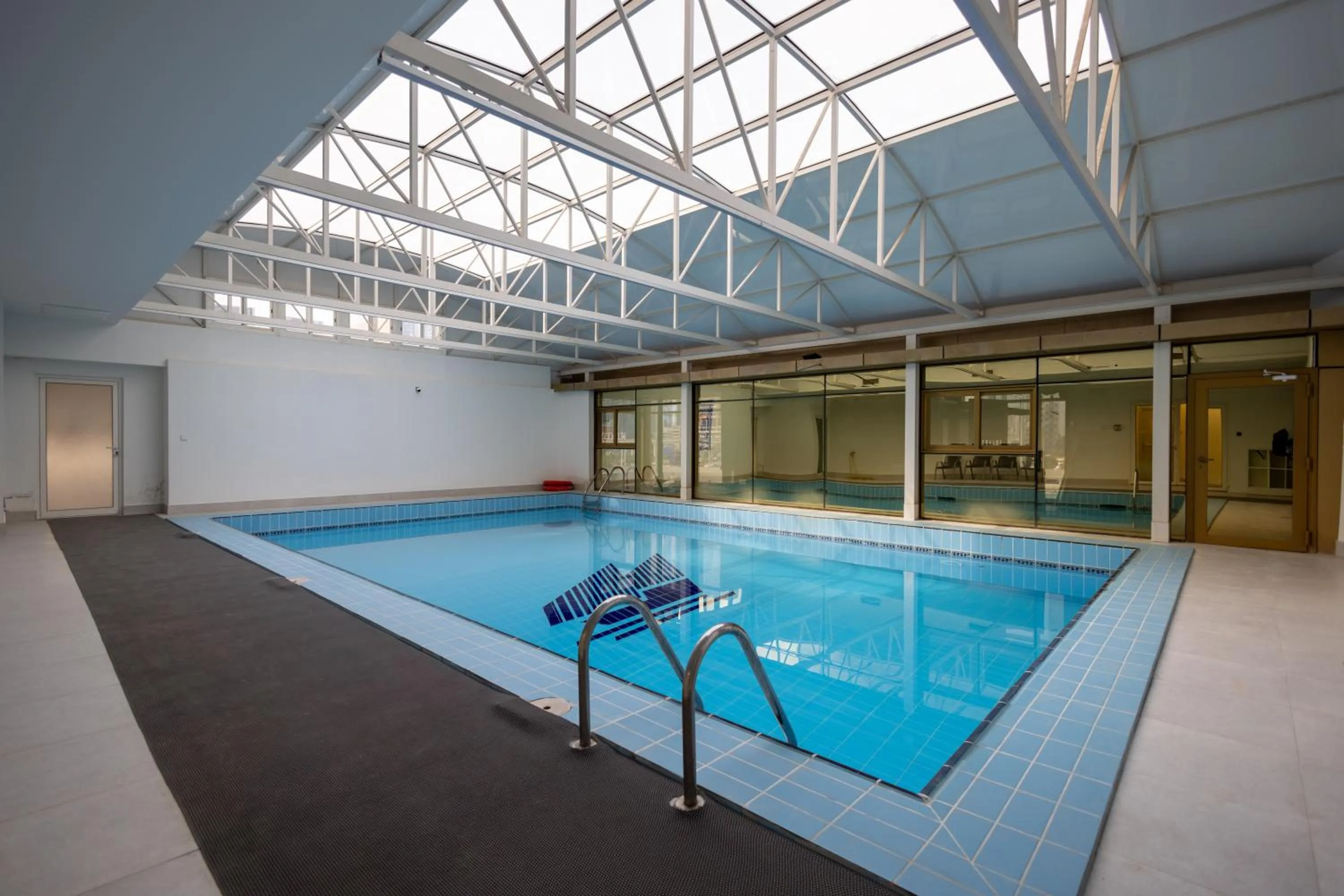 Swimming pool in Kuwait Continental Hotel