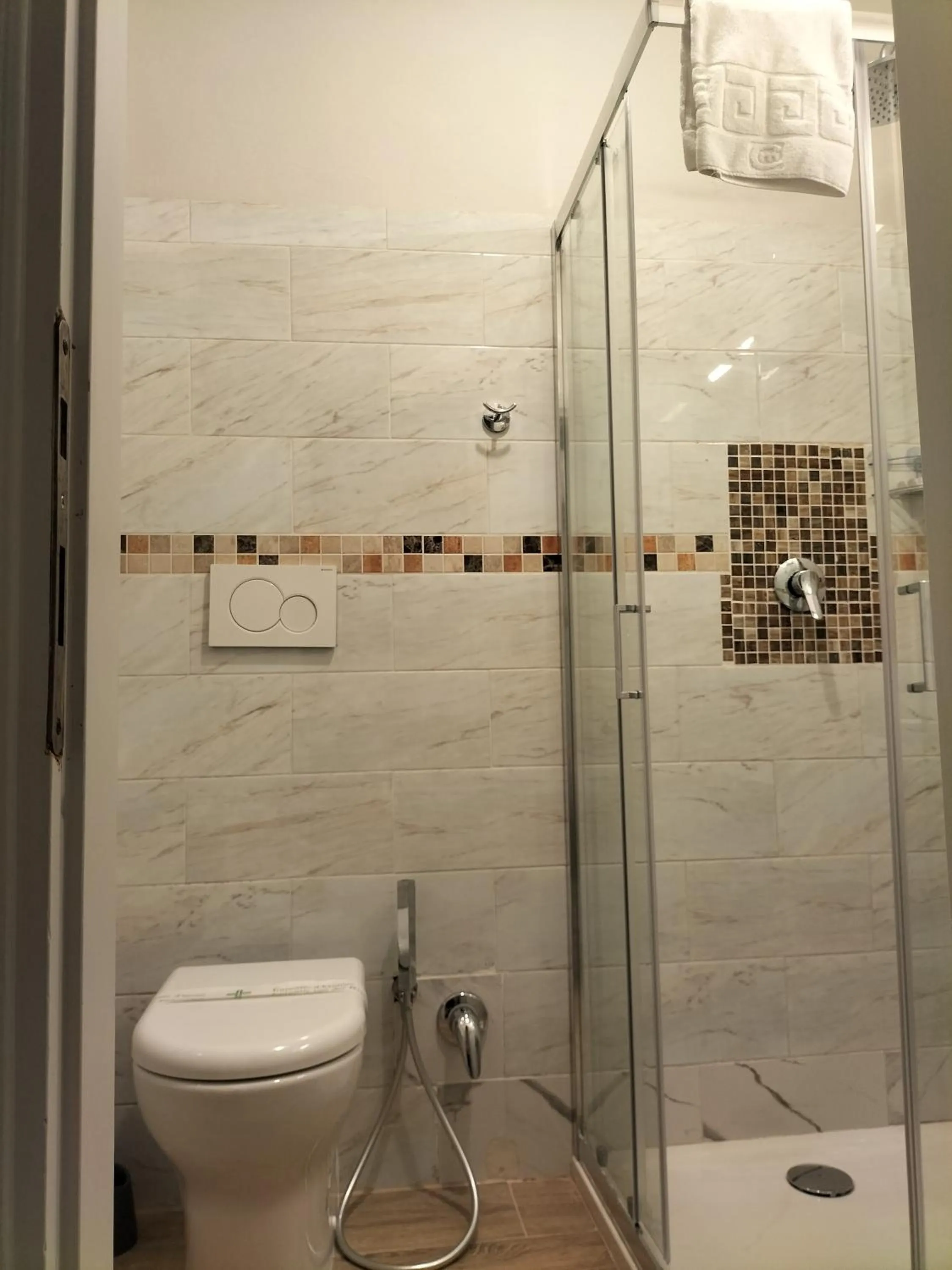 Shower in Hotel Camilla Guelfa