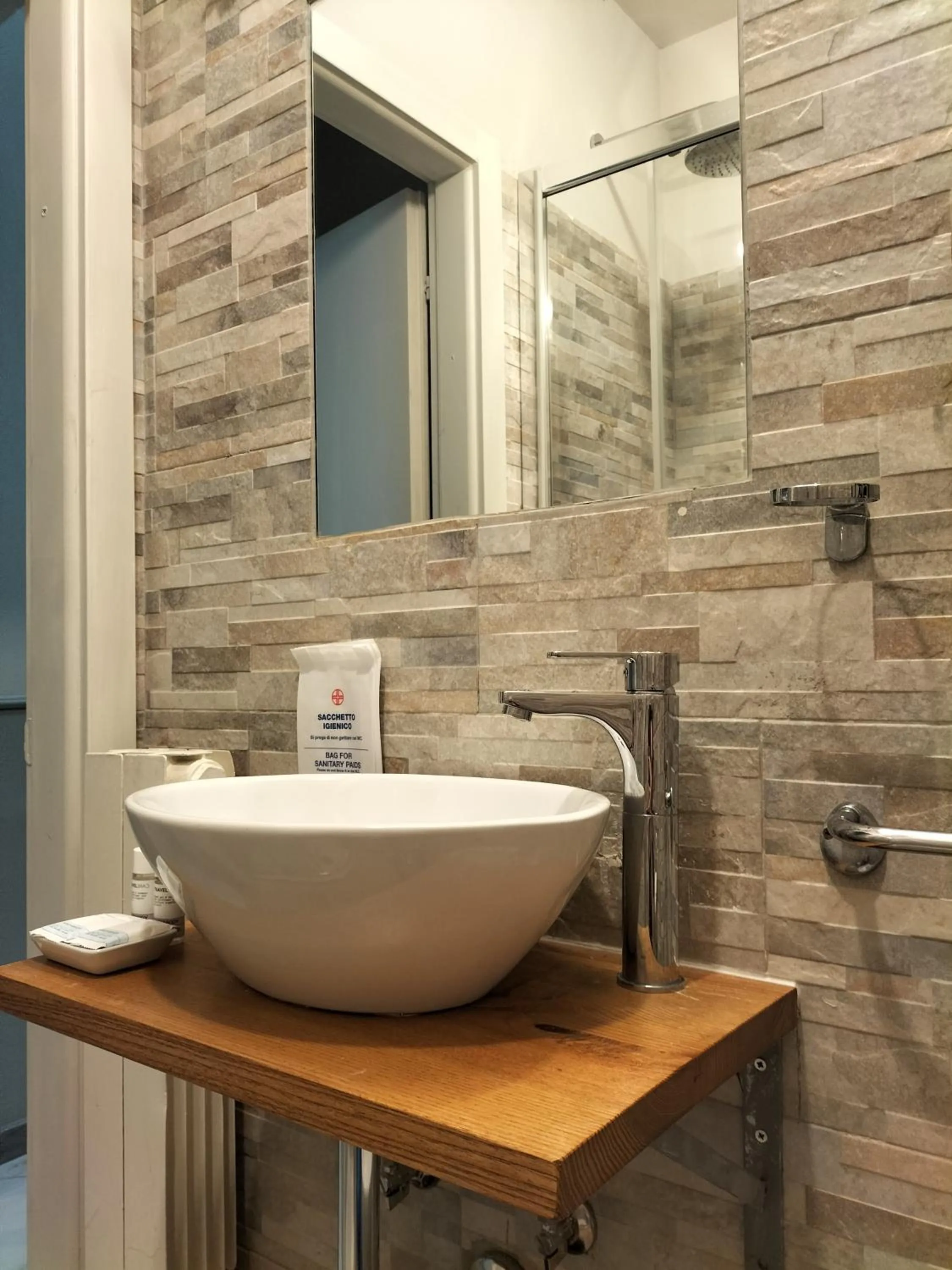 Bathroom in Hotel Camilla Guelfa