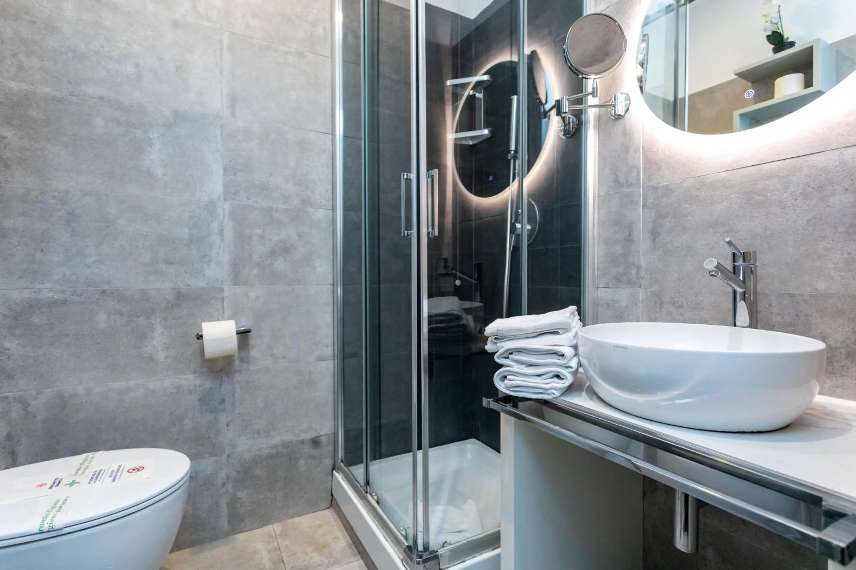 Shower in Cesare ai Cavalieri Suites