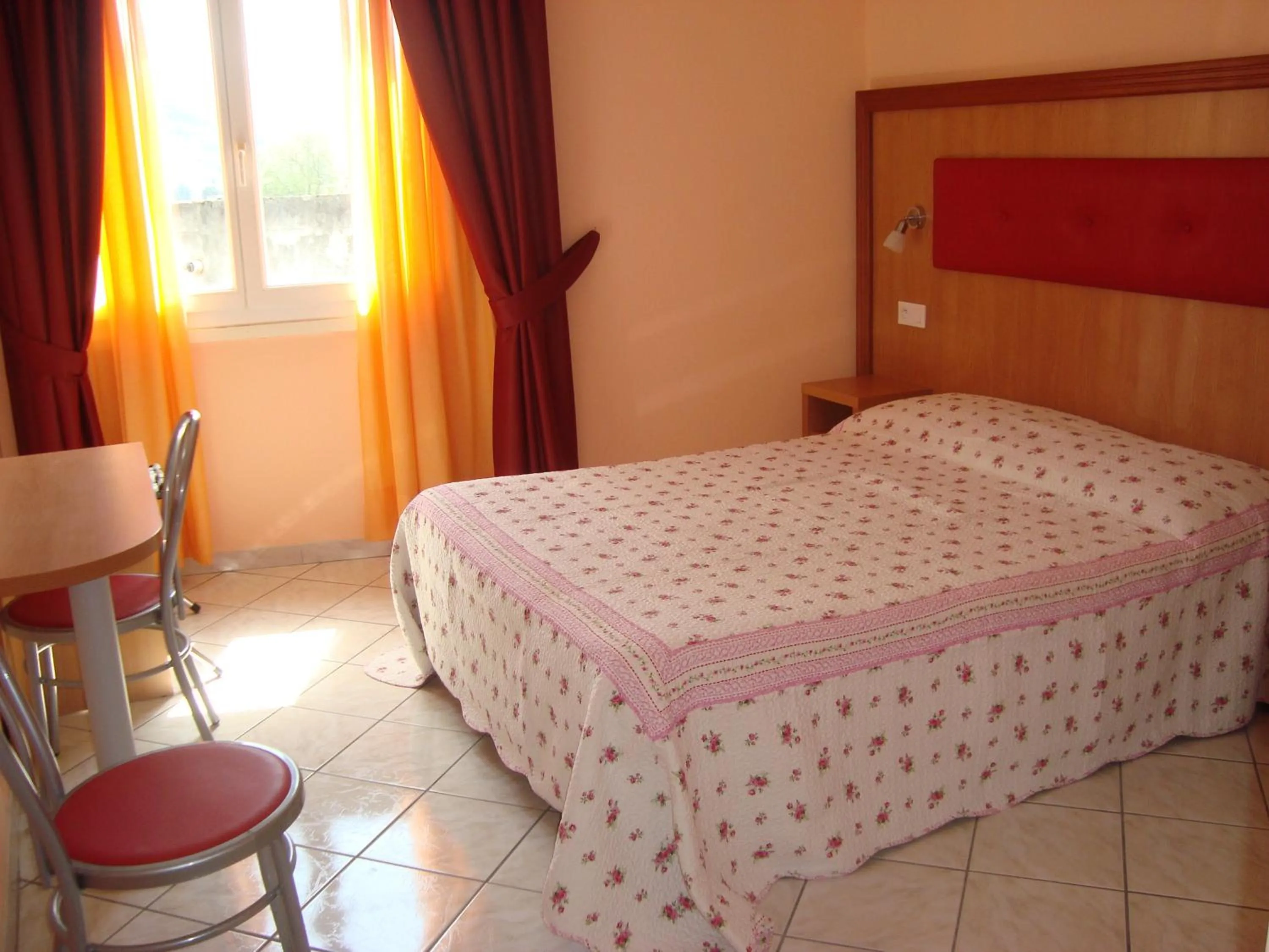 Photo of the whole room, Bed in Hôtel Lutetia