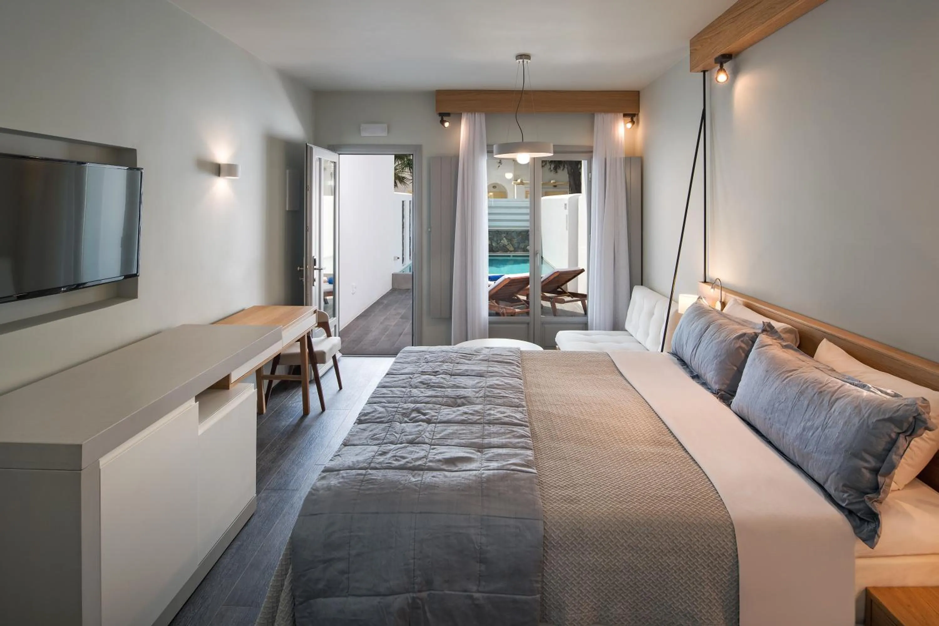 Photo of the whole room, Bed in Meltemi Excelsior Suites