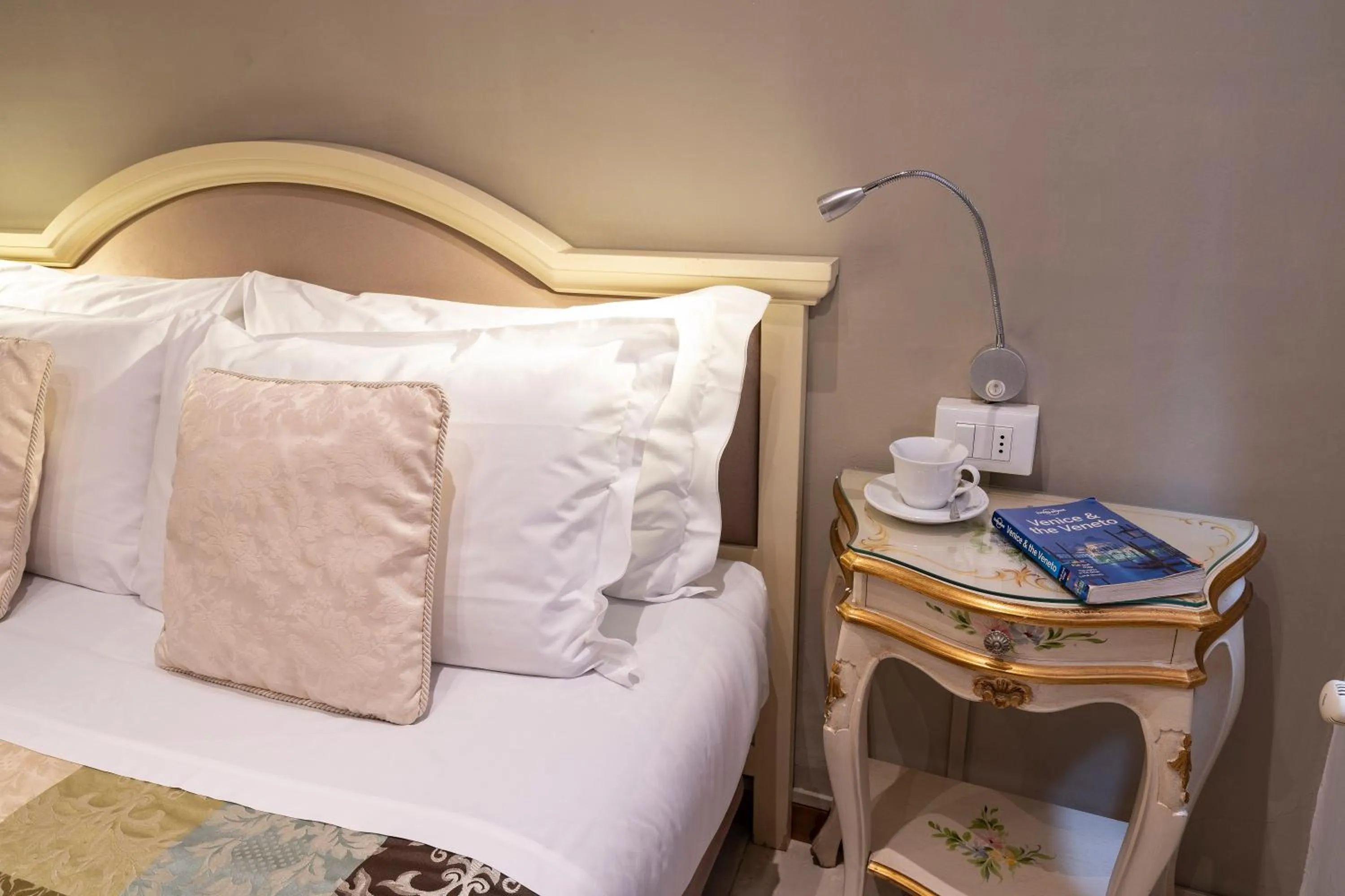 Decorative detail, Bed in Hotel Casa Petrarca