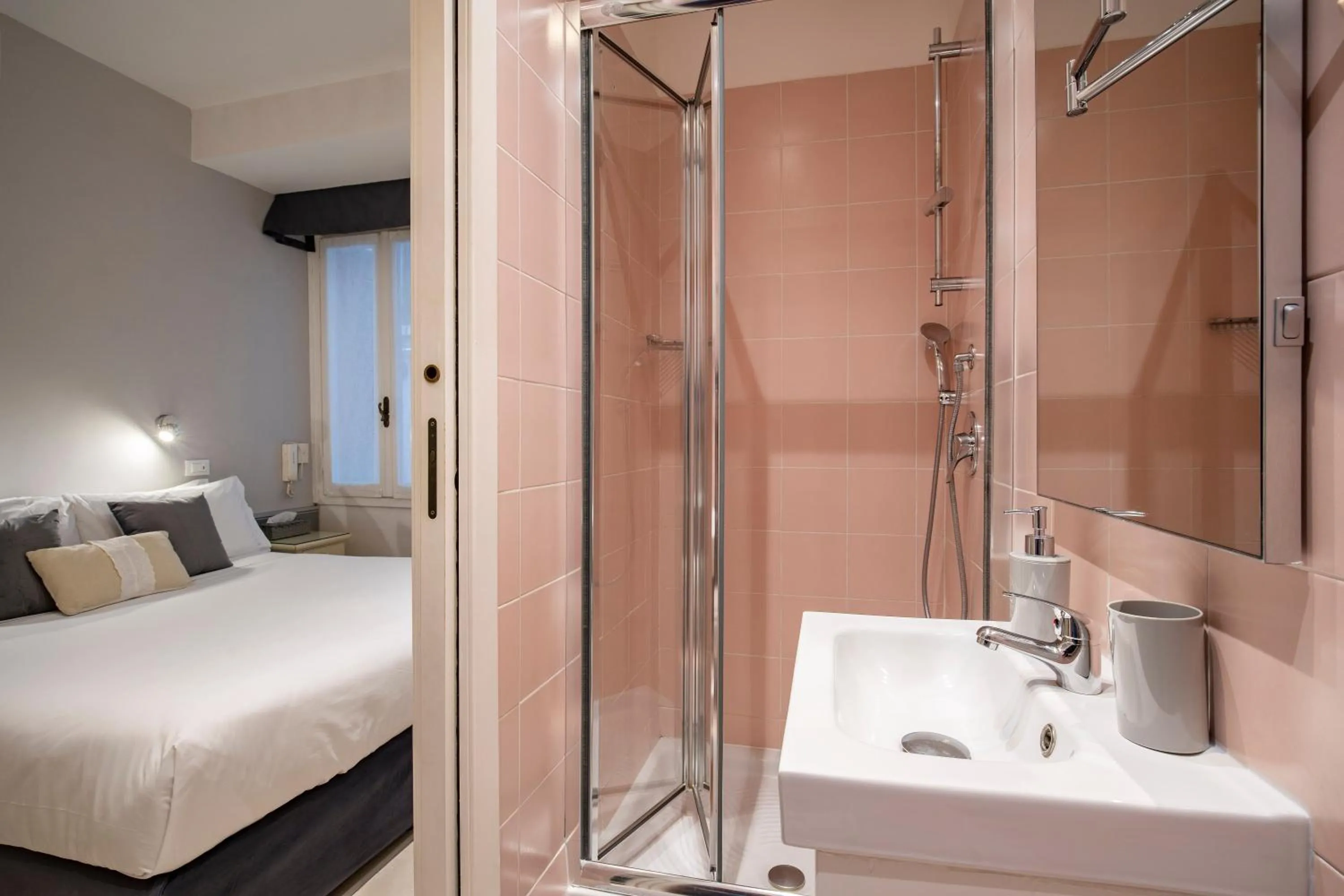 Bathroom, Bed in Hotel Casa Petrarca