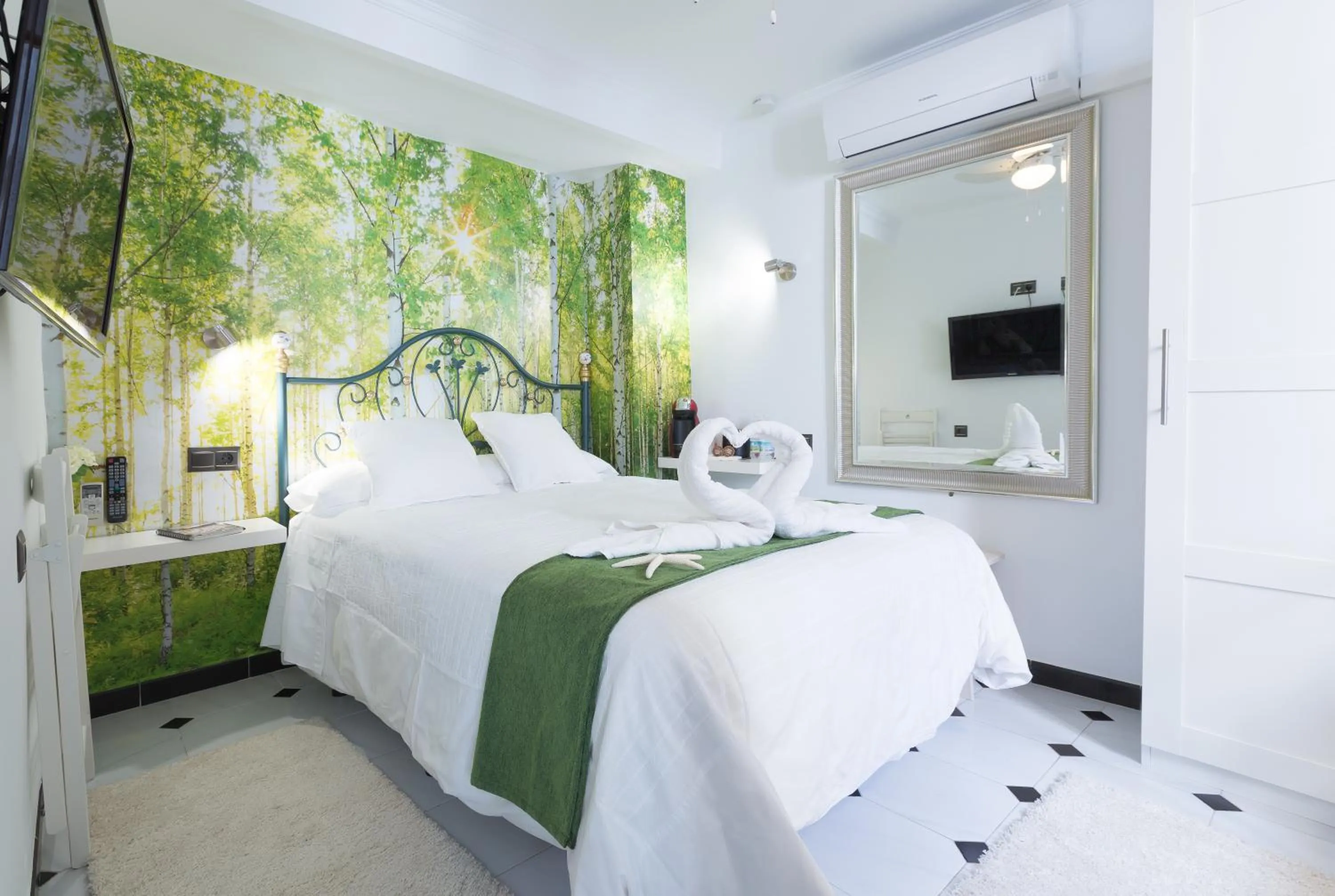 Photo of the whole room, Bed in Salamandra Plaza