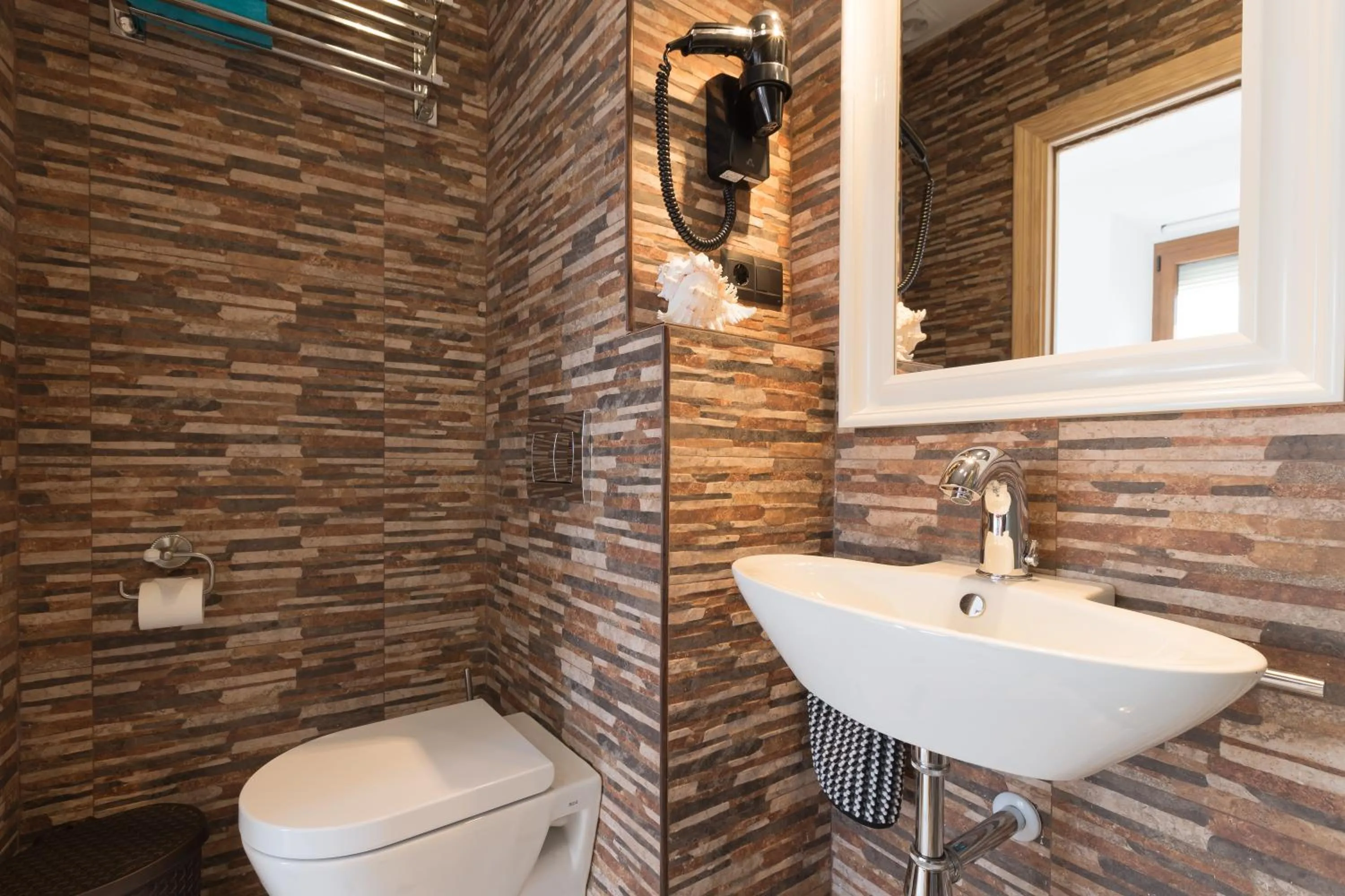 Toilet in Salamandra Plaza