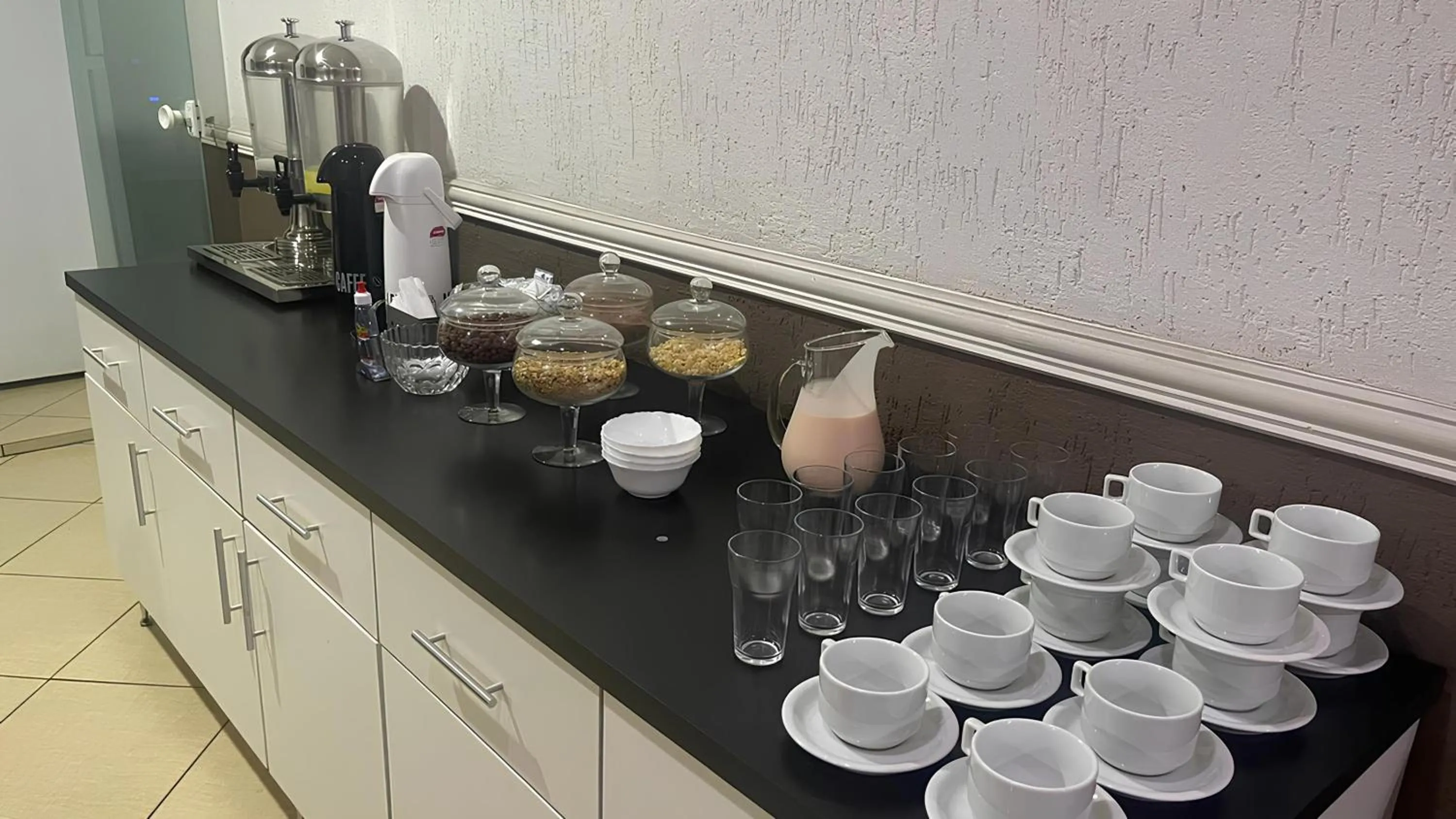 Coffee/tea facilities in Hotel Tenda Brigadeiro - 5 Minutos a Pé do Metrô e Praça da Sé, 8 Minutos da Rua 25 de Março e Liberdade - Estacionamento Opcional