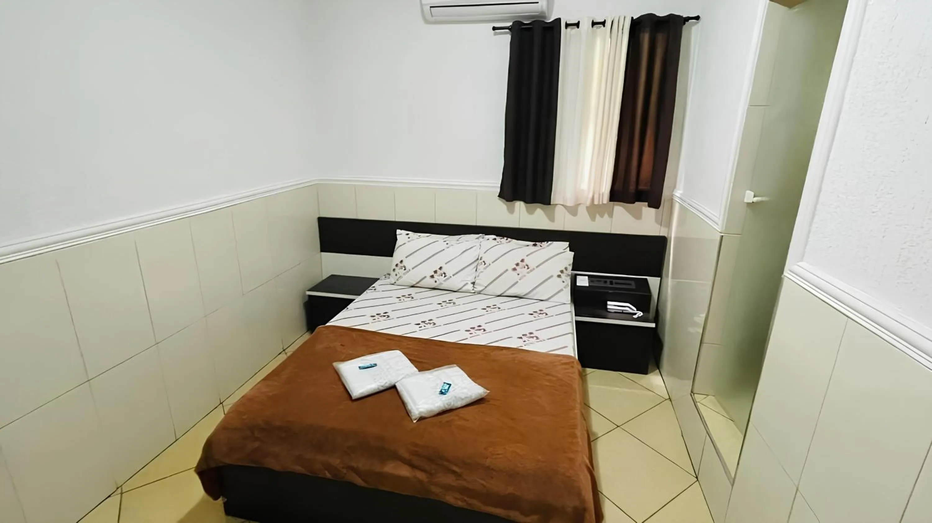 Bedroom, Bed in Hotel Tenda Brigadeiro - 5 Minutos a Pé do Metrô e Praça da Sé, 8 Minutos da Rua 25 de Março e Liberdade - Estacionamento Opcional